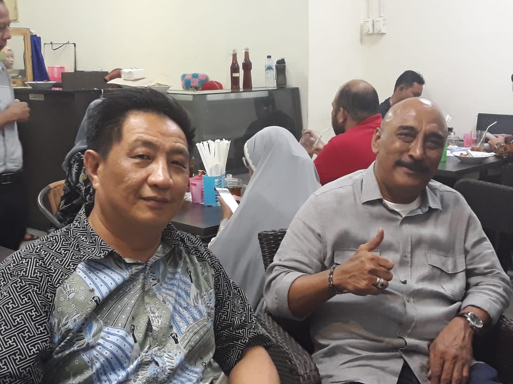 Caleg terpilih dari PDI Perjuangan, Wilhelm Daniel Kurnala dan caleg terpilih dari Partai Gerindra Robby B. Gasperesz,.