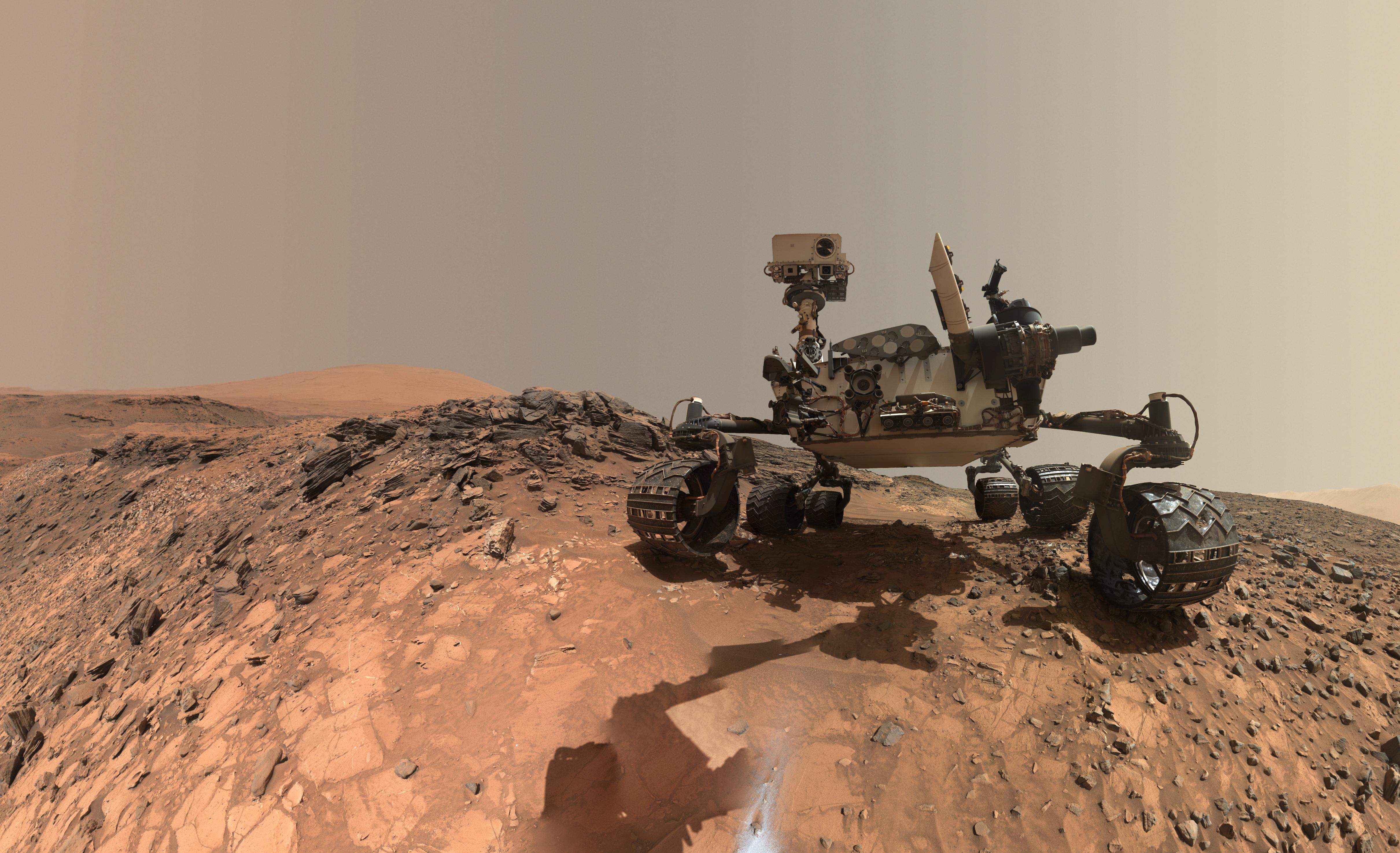 Curiosity melaju di antara bebatuan Mount Sharp, di Planet Mars. 