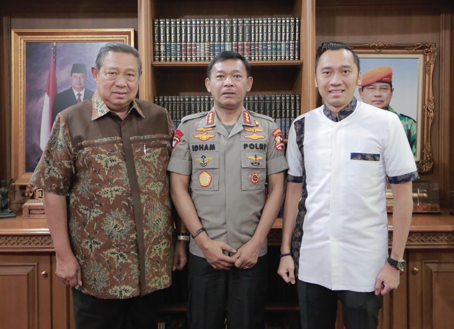 Kapolri Jendral Idham Aziz diapit Ketua Fraksi Partai Demokrat Edhie Baskoro Yudhoyono (kanan) dan Presiden VI Susilo Bambang Yudhoyono.