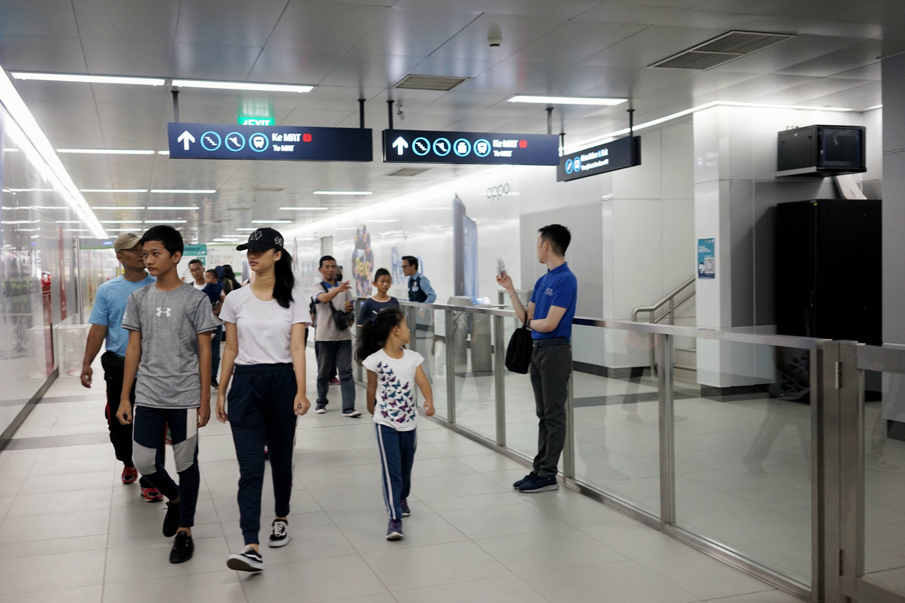 Sejumlah penumpang meninggalkan stasiun MRT