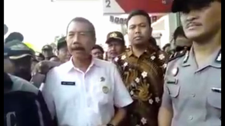 Viral video minimarket di Bekasi 'dipaksa' kerja sama parkir dengan ormas. 