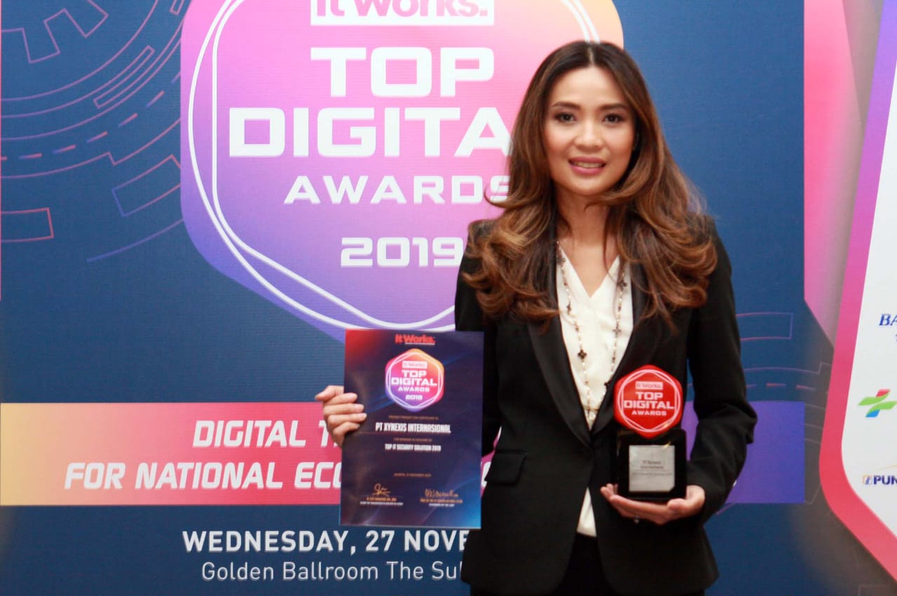 CEO PT Xynexis Internasional. Eva Noor memegang penghargaan Top Digital Award 2019. 