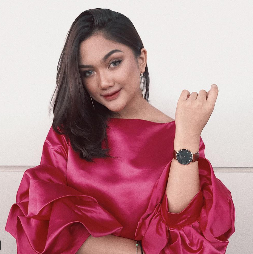 Penyanyi Marion Jola.