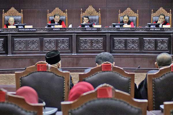 Majelis hakim konstitusi yang diketuai Anwar Usman (tengah) di Gedung Mahkamah Konstitusi (MK), Jakarta, kemarin
