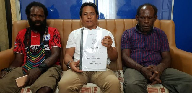 Kepala Kampung Kalahkan Bupati di Pengadilan