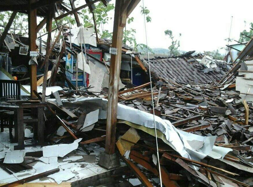 SMKN 1 Miri, Sragen runtuh setelah diterjang puting beliung