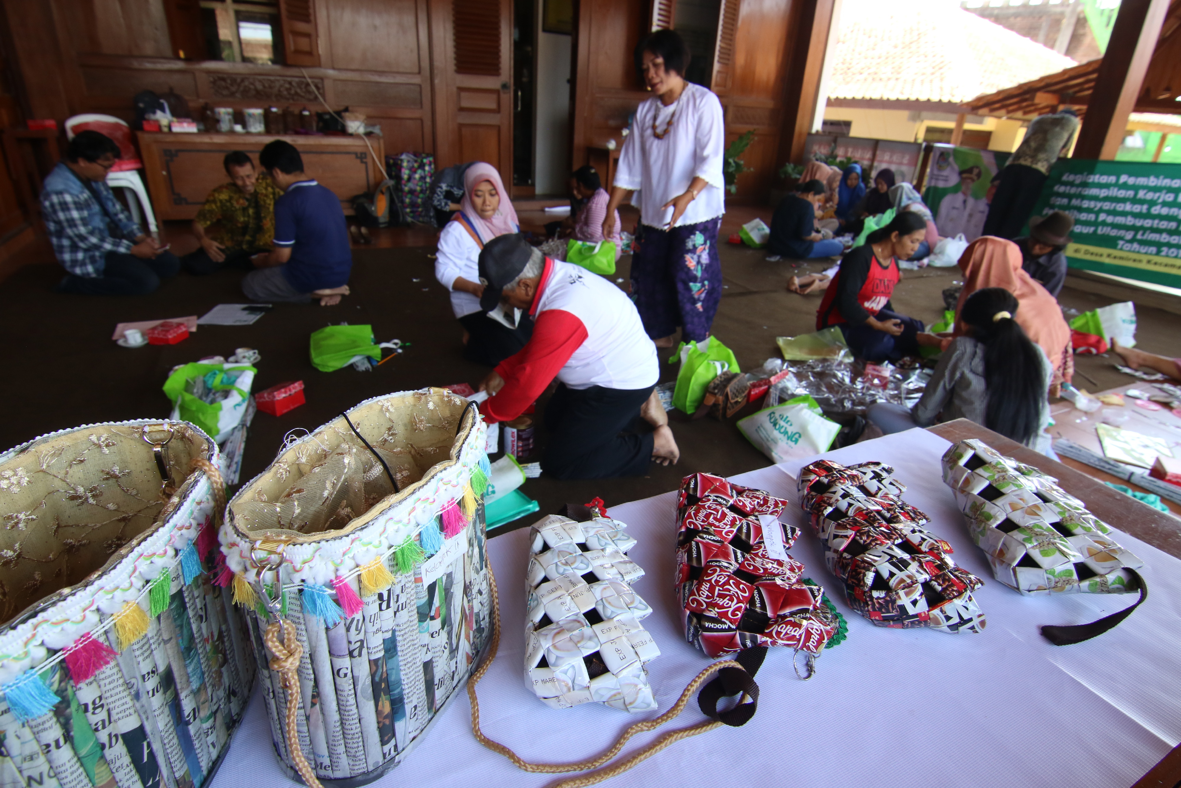 Kerajinan berbahan limbah