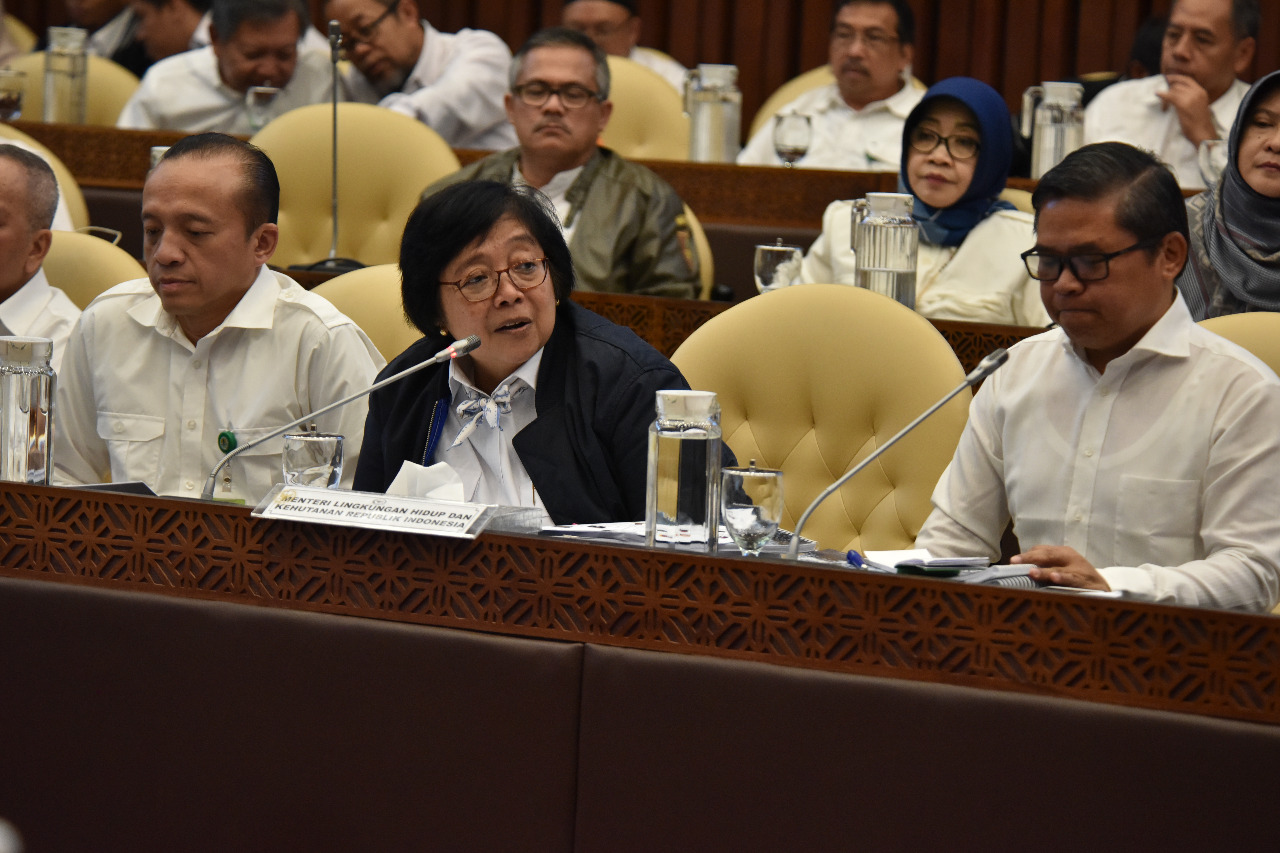 Menteri LHK Siti Nurbaya didampingi Sekjen KLHK Bambang Hendroyono (Kiri) dan Wamen LHK, Aloe Dohong (Kanan) saat Raker dengan DPR RI. I 
