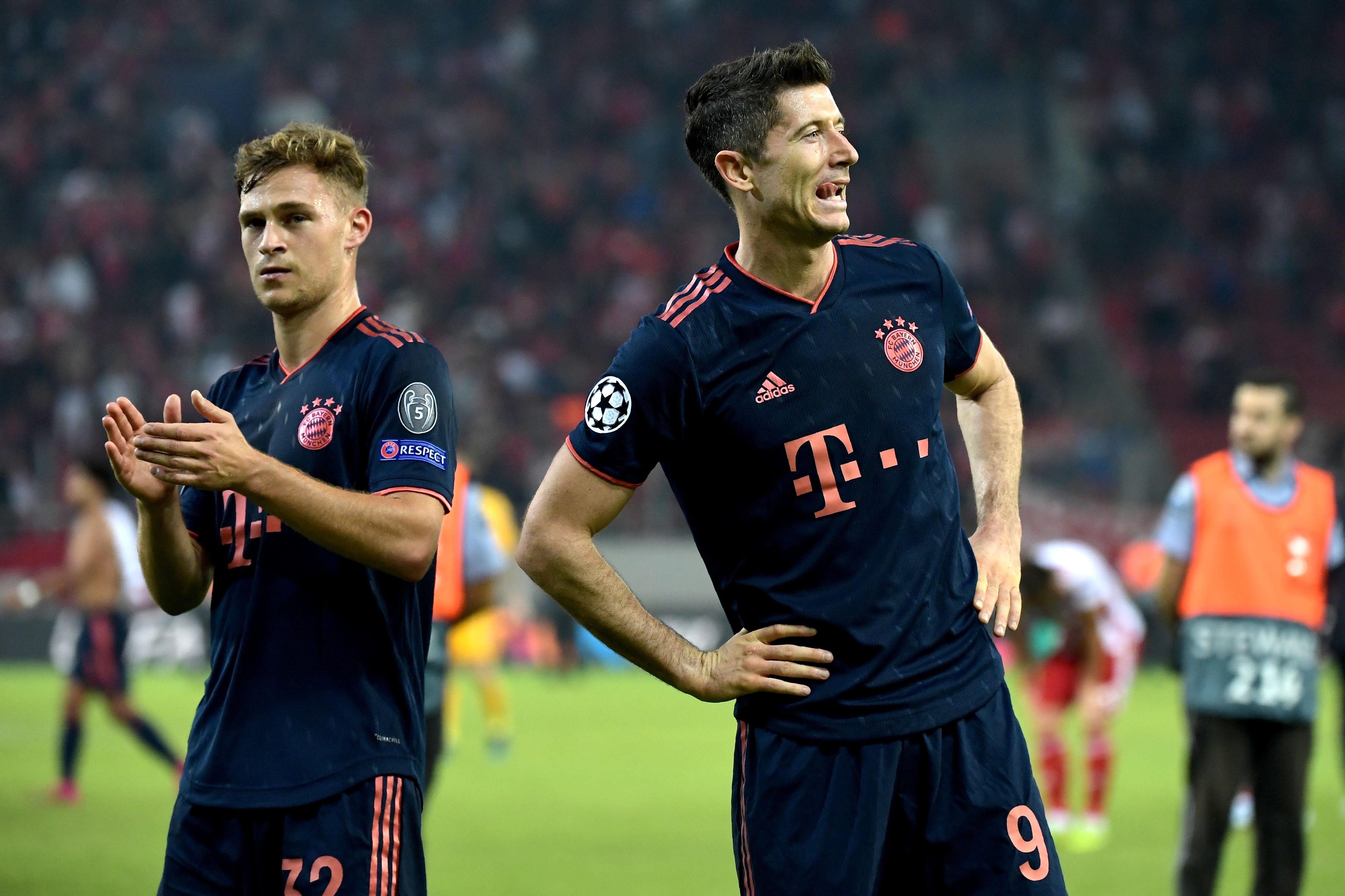 Pemain Bayern Muenchen Joshua Kimmich (kiri) dan  Robert Lewandowski (kanan) usai menang dari Olympiacos