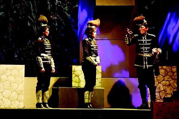 Salah satu adegan dalam pementasan J.J Sampah-Sampah Kota, bercerita tentang kehidupan rakyat di kolong jembatan.