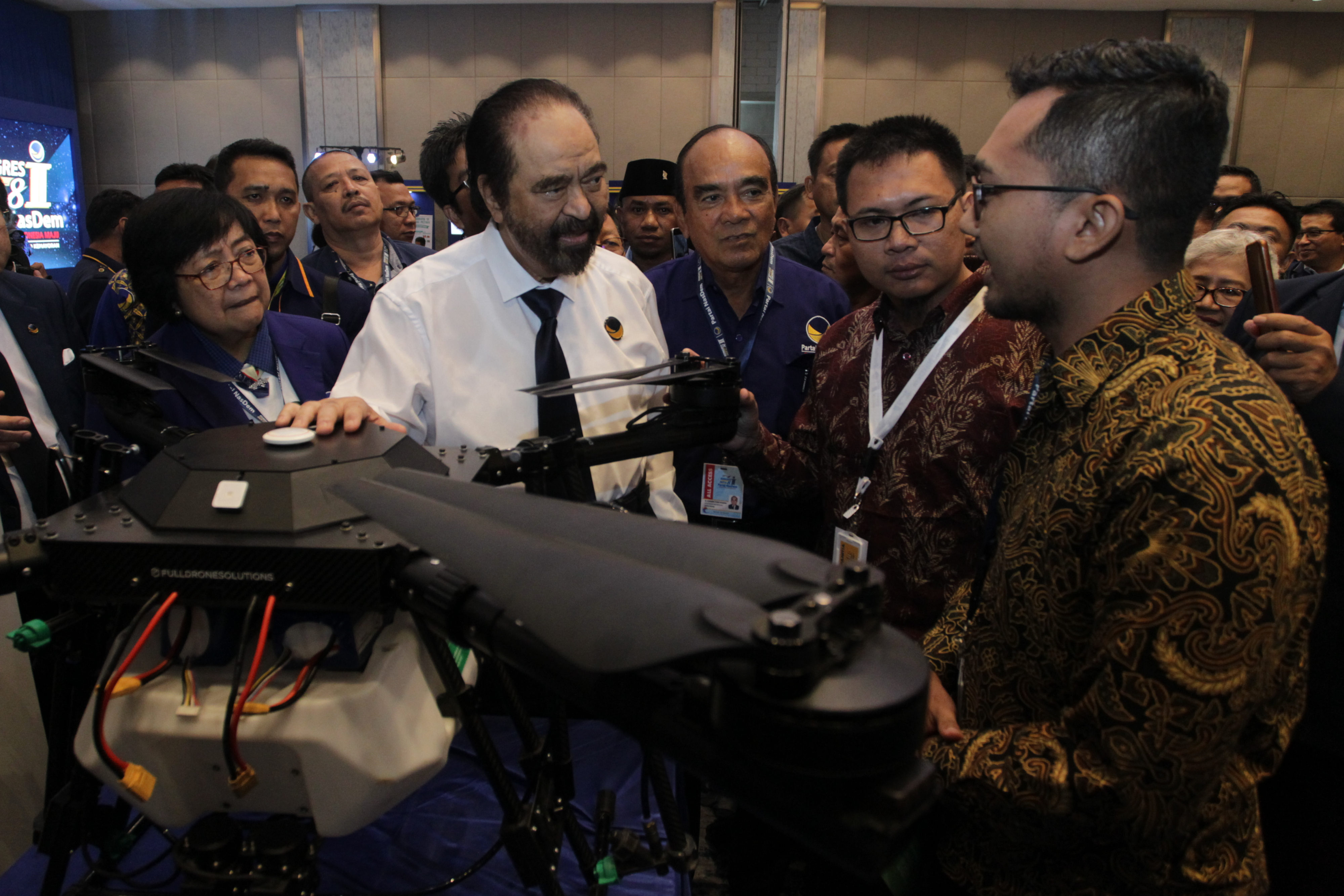 Ketua Umum Partai NasDem Surya Paloh  meninjau pameran teknologi pertanian di Kongres II Partai NasDem