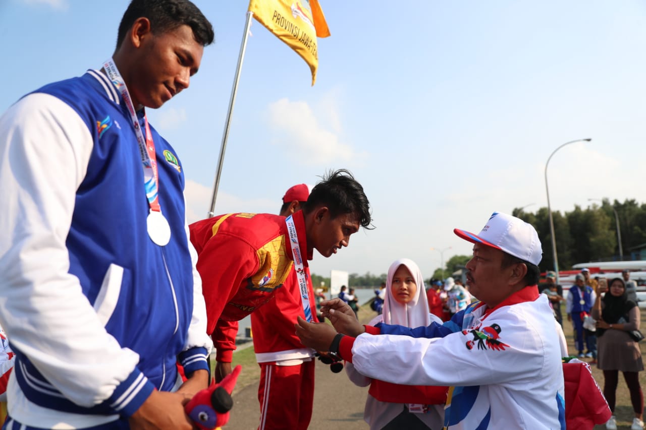 Pemberian medali cabang dayung riwing pada Popnas 2019 di Situ Cipule, Karawang, Jawa Barat, Selasa (19/11). 