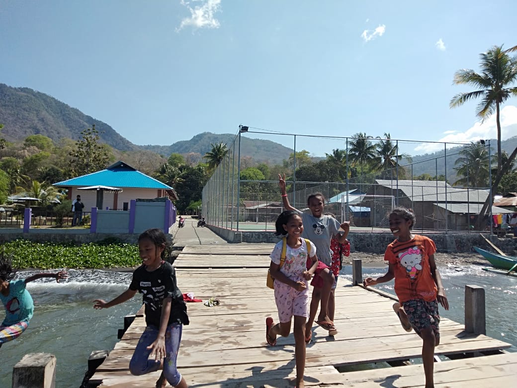 Suasana suka cita anak-anak Desa Hadakewa di Kecamatan Lebatukan, Kabupaten Lembata, Nusa Tenggara Timur.