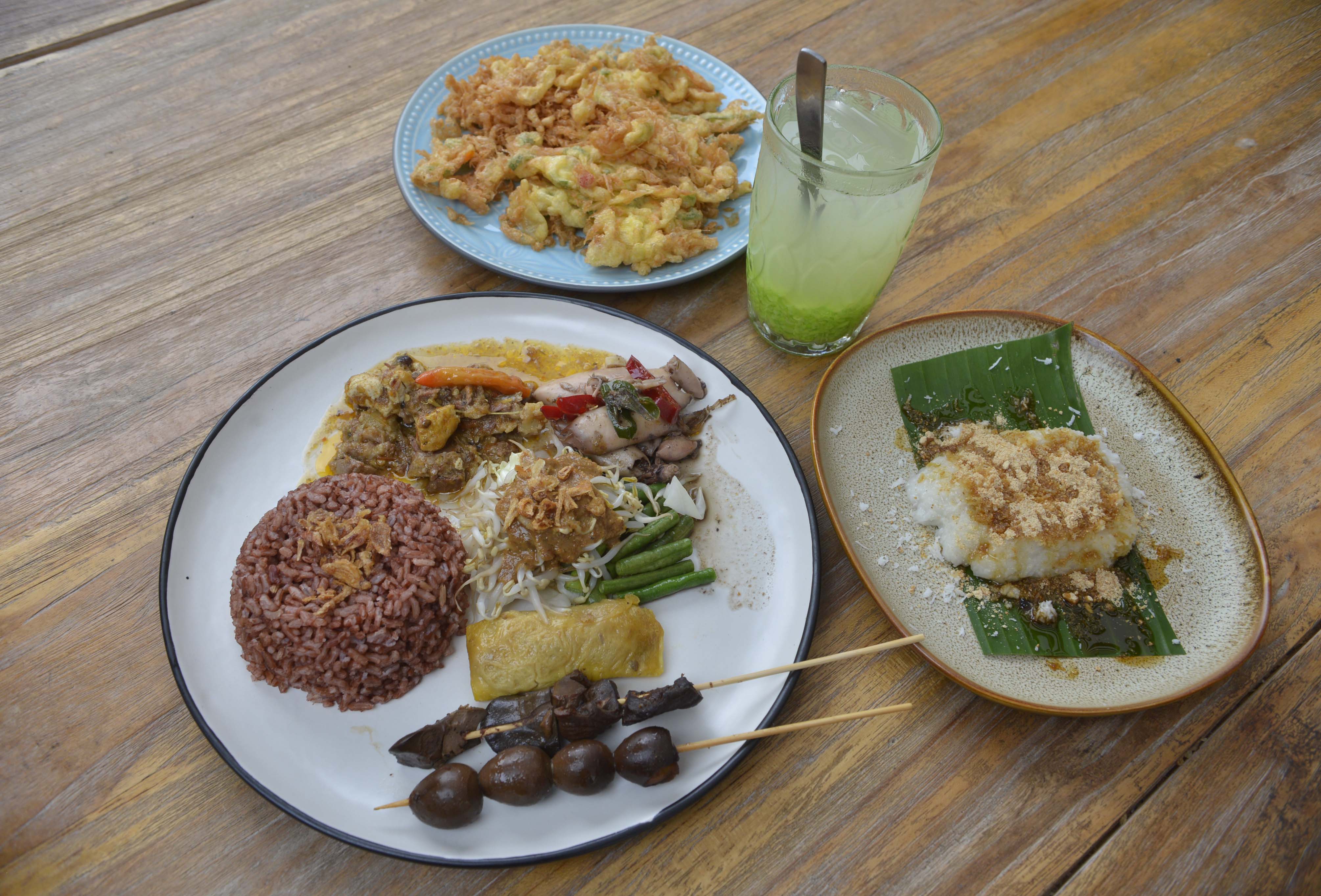 Ragam Menu andalan dari resto Mbok Dhoro di M Bloc Space, Jakarta Selatan, Senin (4/11).