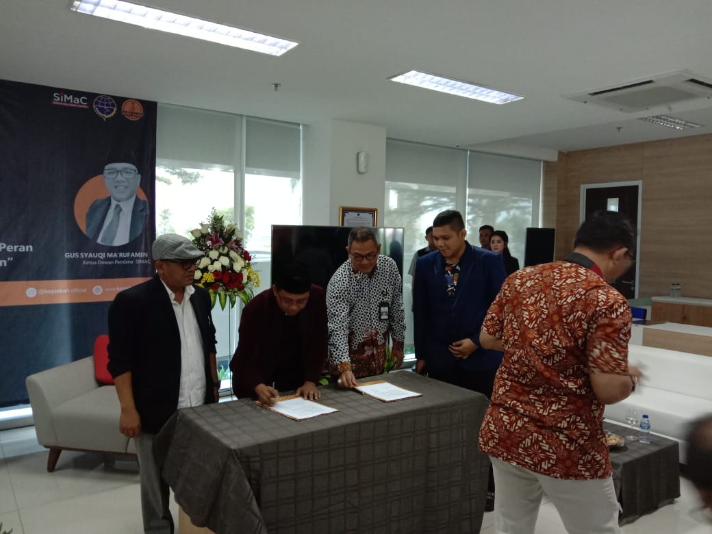 Penandatangan nota kesepahaman kerja sama antara Simac dan DKPPU untuk mengembangkan program strategis dalam ekonomi kerakyatan.