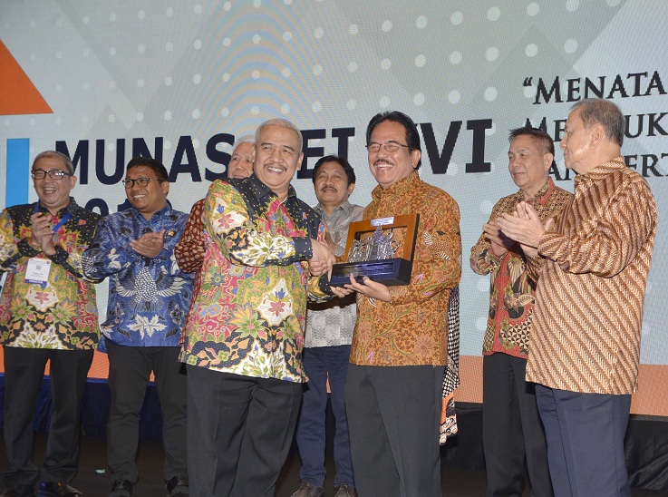 Ketua Umum DPP REI Soelaeman Soemawinata menyerahkan plakat kepada menteri ATR/Kepala BPN Sofyan Djalil saat pembukaan Munas REI