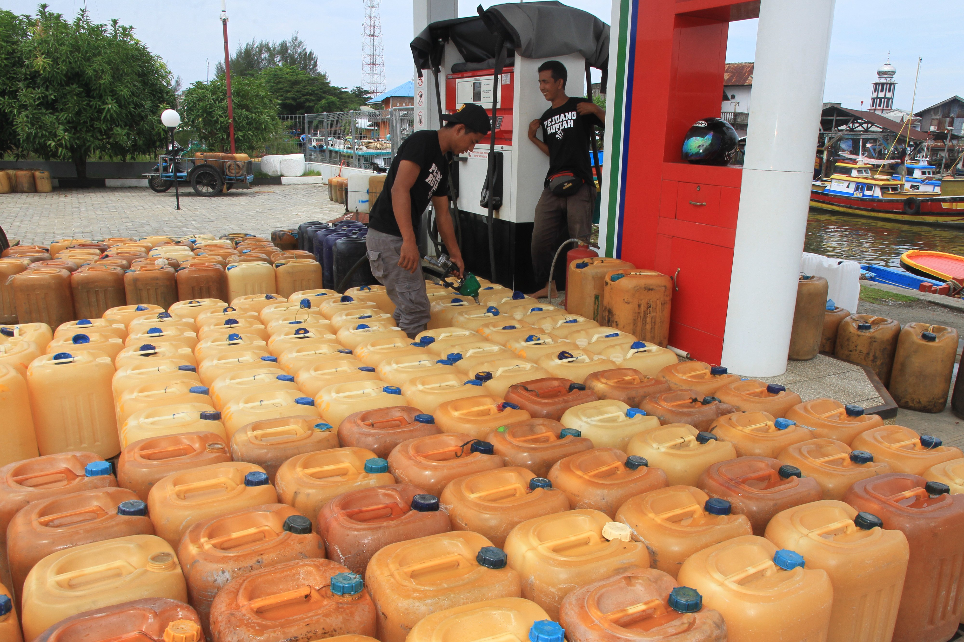 Pekerja mengisi Bahan Bakar Minyak (BBM) subsidi jenis solar di SPBUN Padang Seurahet, Johan Pahlawan, Aceh Barat, Aceh.
