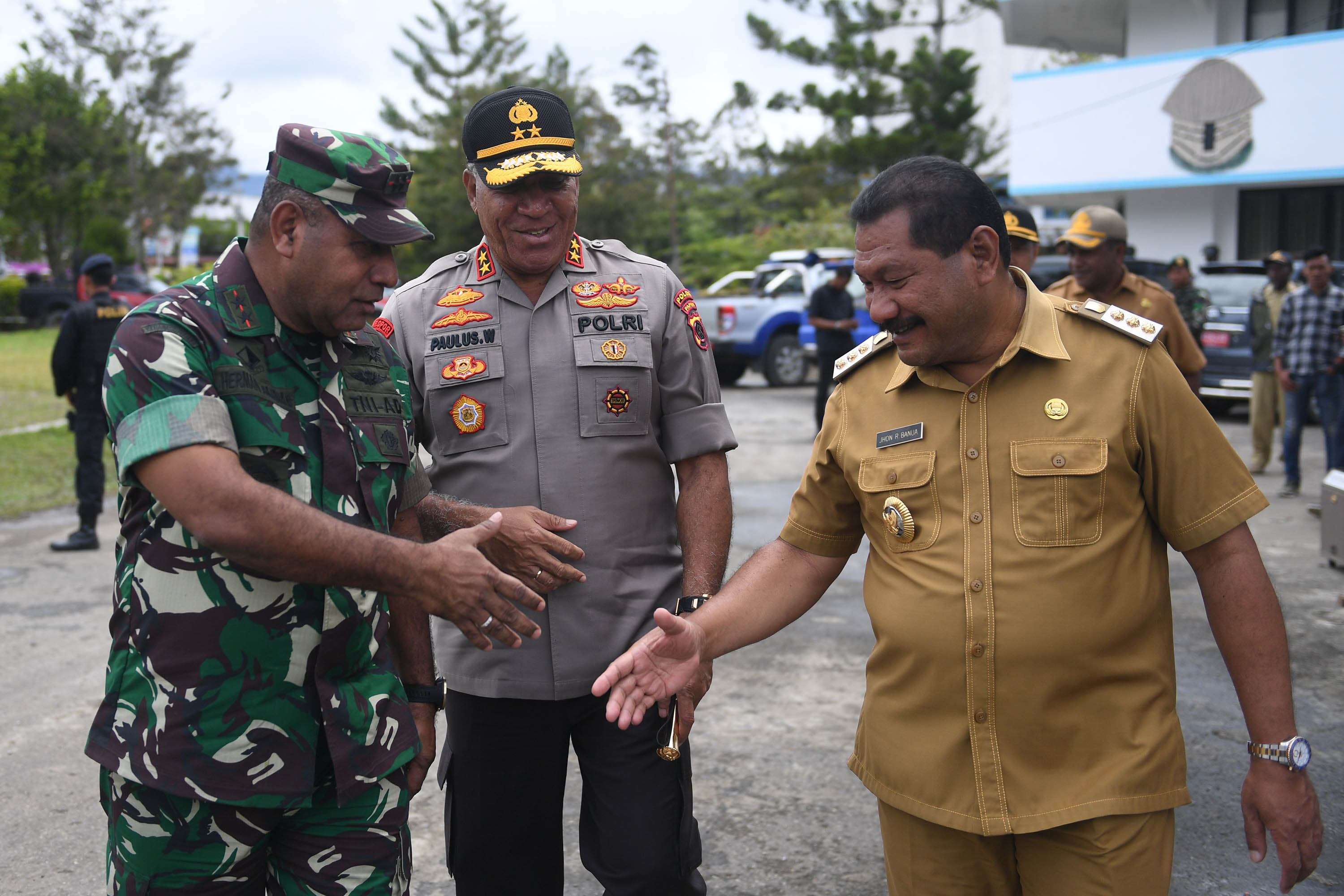Kapolda Papua Irjen Pol Paulus Waterpauw (tengah) bersama Pangdam XVII/Cendrawasih Mayjen TNI Herman Asaribab (kiri) & Bupati Jayawijaya