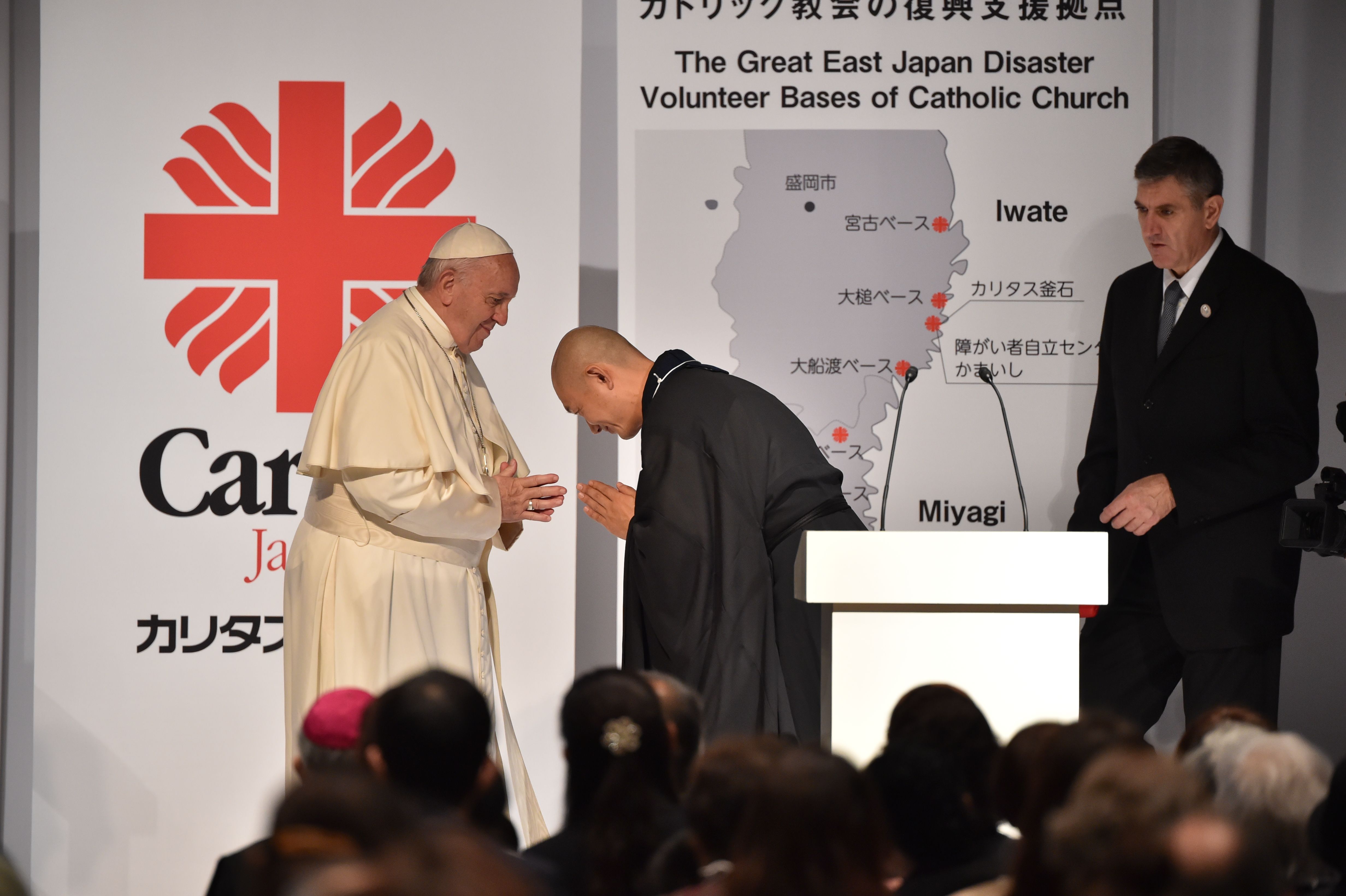 Paus Fransiskus (kiri) bertemu dengan korban bencana Fukushima, salah satunya seorang pendeta Buddha