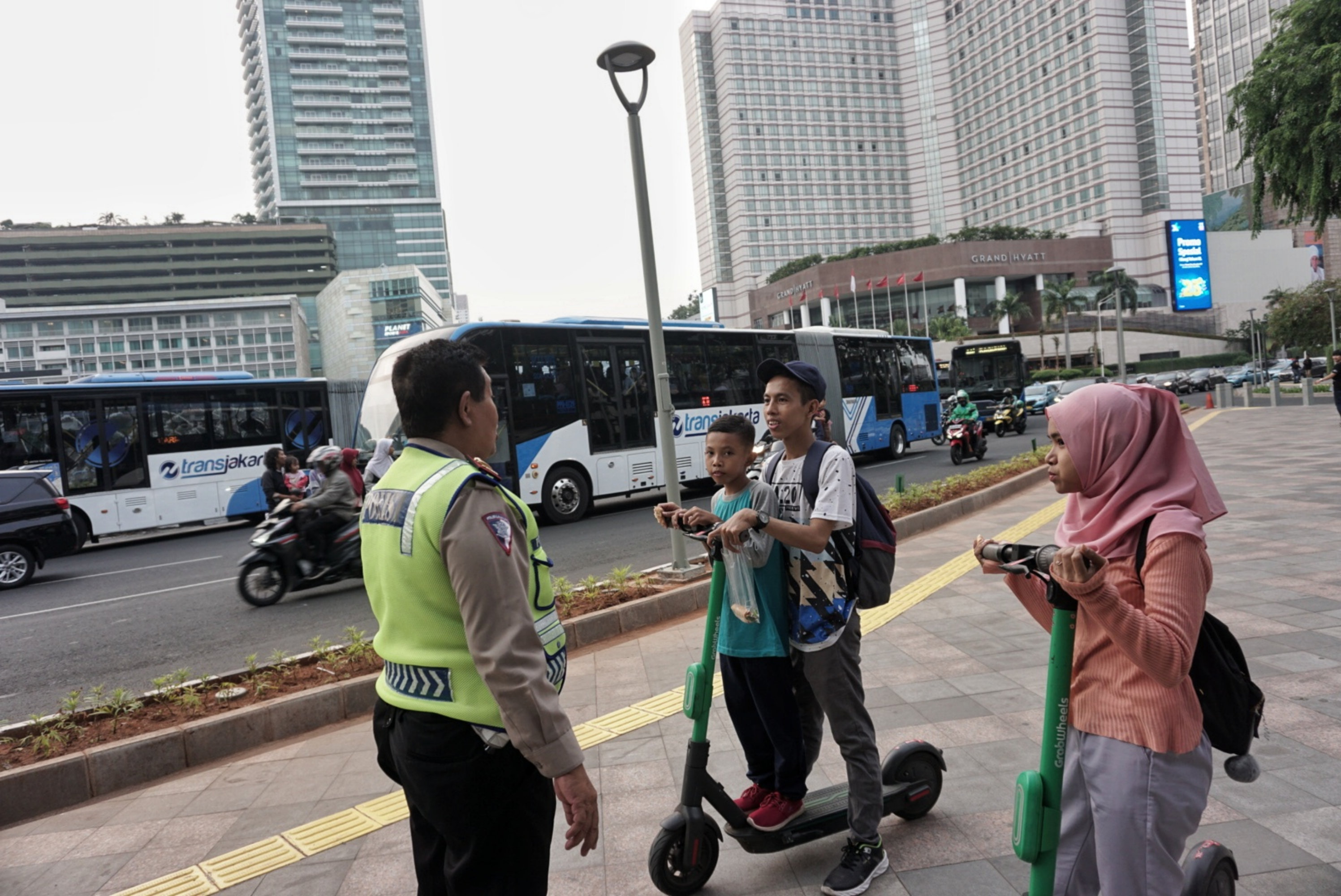 Petugas Satgastur Dirlantas Polda Metro Jaya memberikan pengarahan kepada pengendara skuter listrik di Kawasan Jalan MH Thamrin