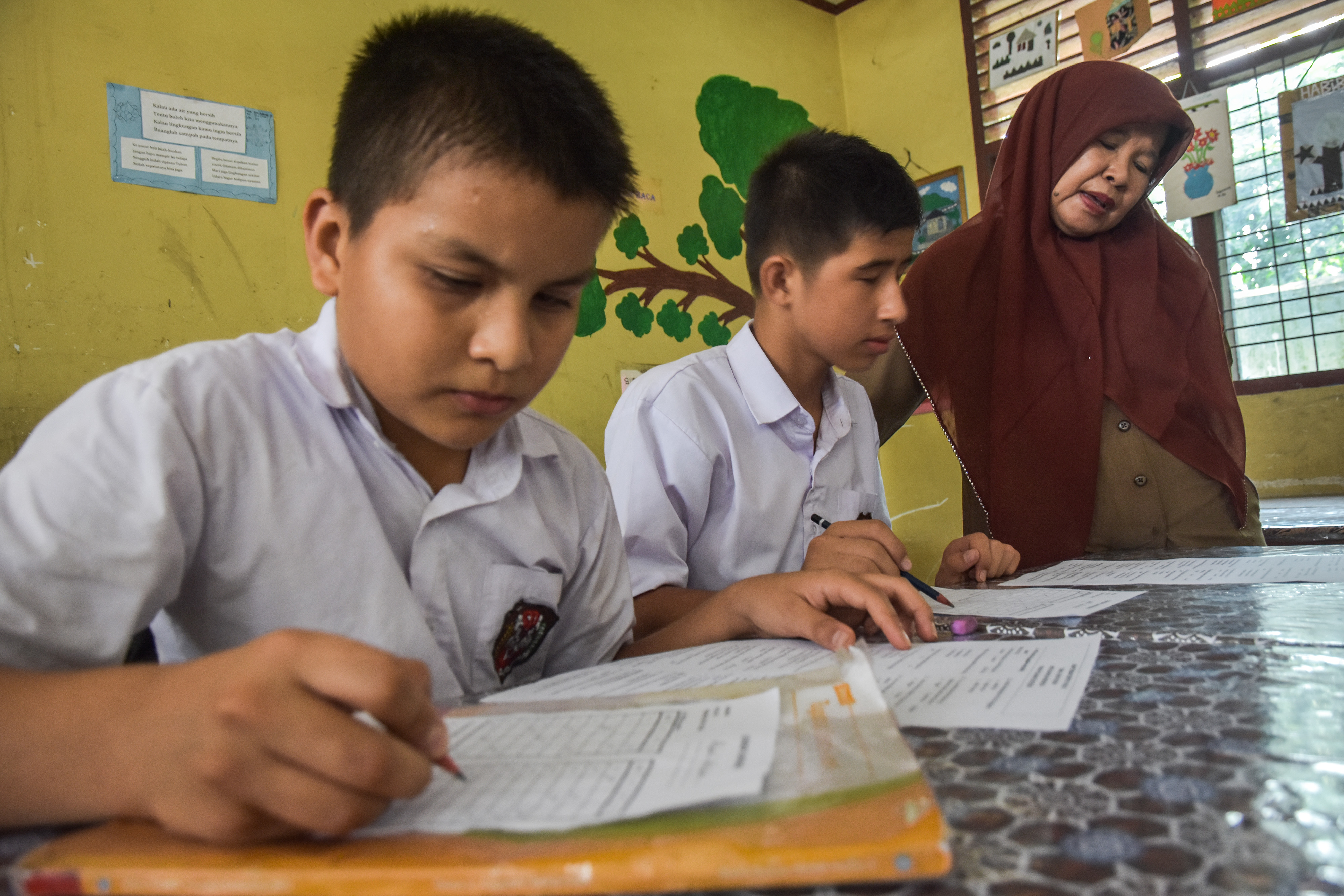 Sejumlah pelajar mengikuti ujian tengah semester di SDN 159 di Kota Pekanbaru.