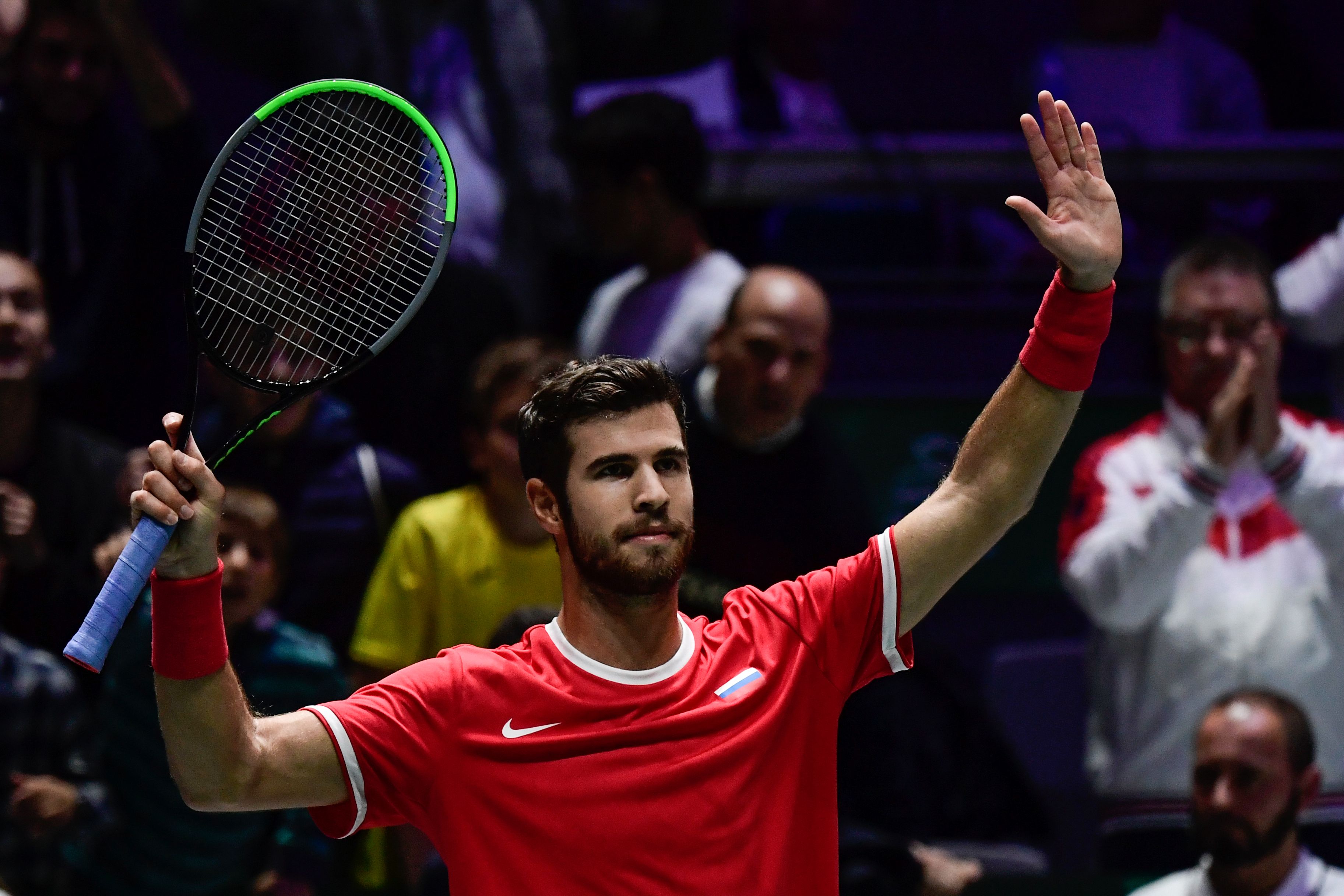 Petenis Rusia Karen Khachanov merayakan kemenangannya di nomor tunggal Piala Davis melawan wakil Kroasia