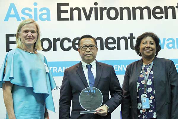 Dirjen Penegakan Hukum Kementerian Lingkungan Hidup dan Kehutanan Rasio Ridho Sani (tengah)