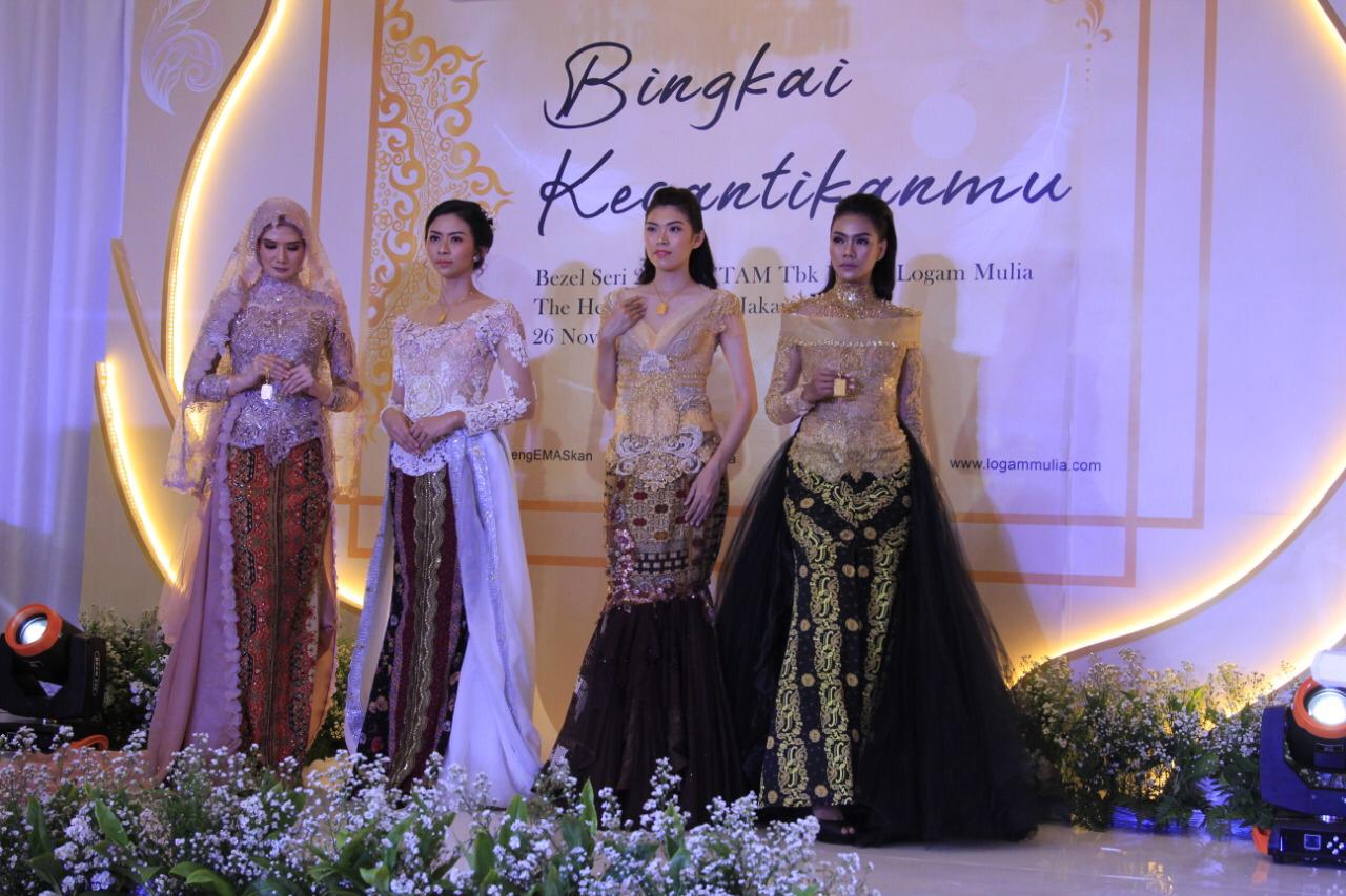 Para model yang mengenakan emas Bezel Ayesha, Bezel Hana, Bezel Cassandra, dan Bezel Astrolabiya dari Antam. 