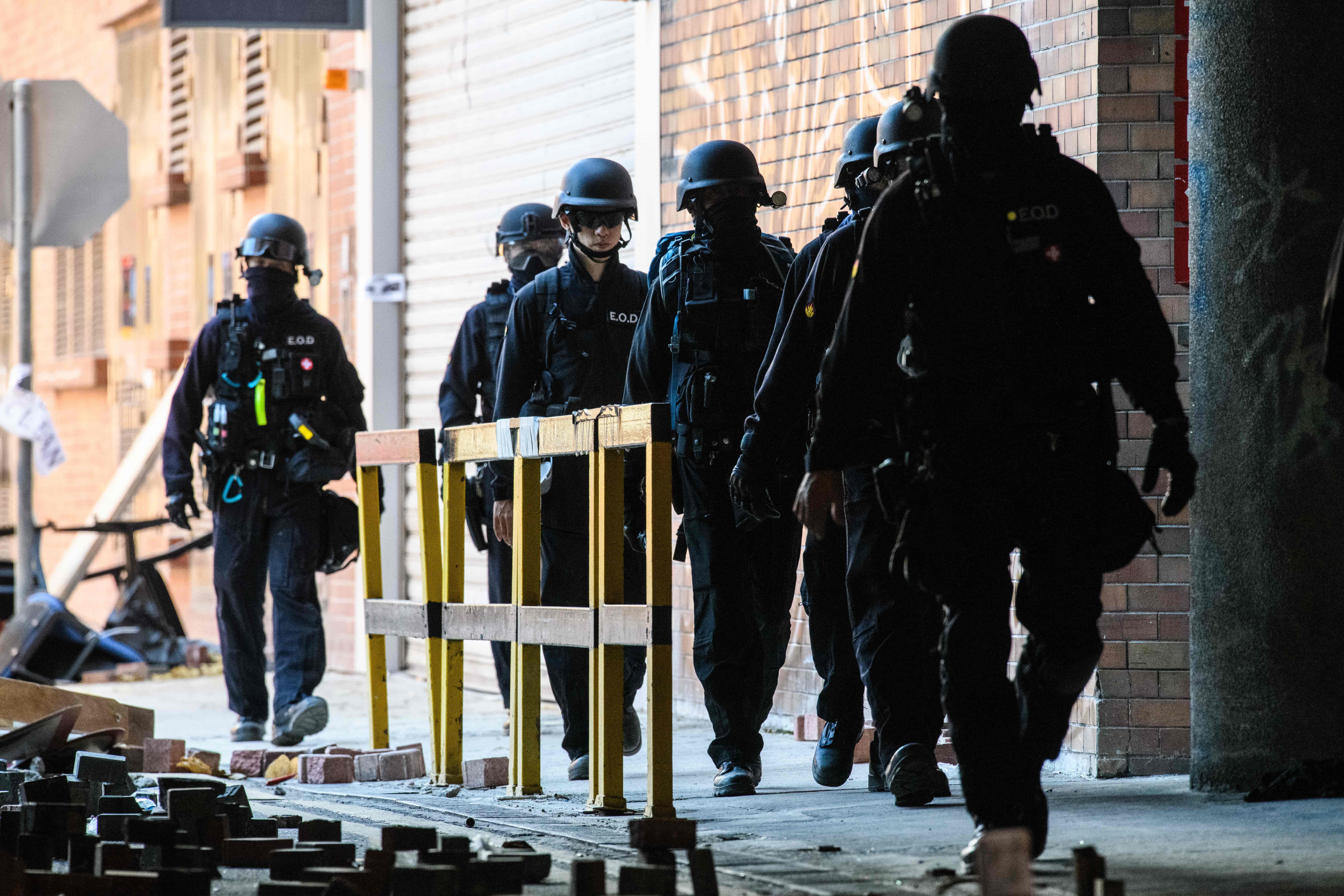 Satuan polisi penanganan bom memasuki kampus Hong Kong Polytechnic University di Distrik Hung Hom, Hong Kong, Kamis (28/11). 