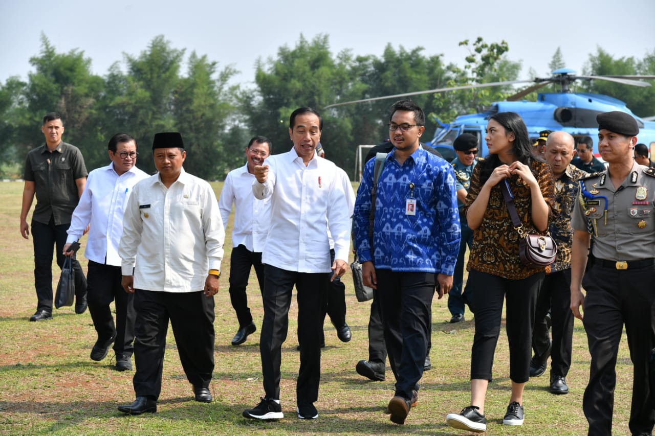Presiden Jokowi (ketiga dari kanan) mengajak dua staf khusus milenialnya dalam kunjungan kerja ke Subang, Jawa Barat.