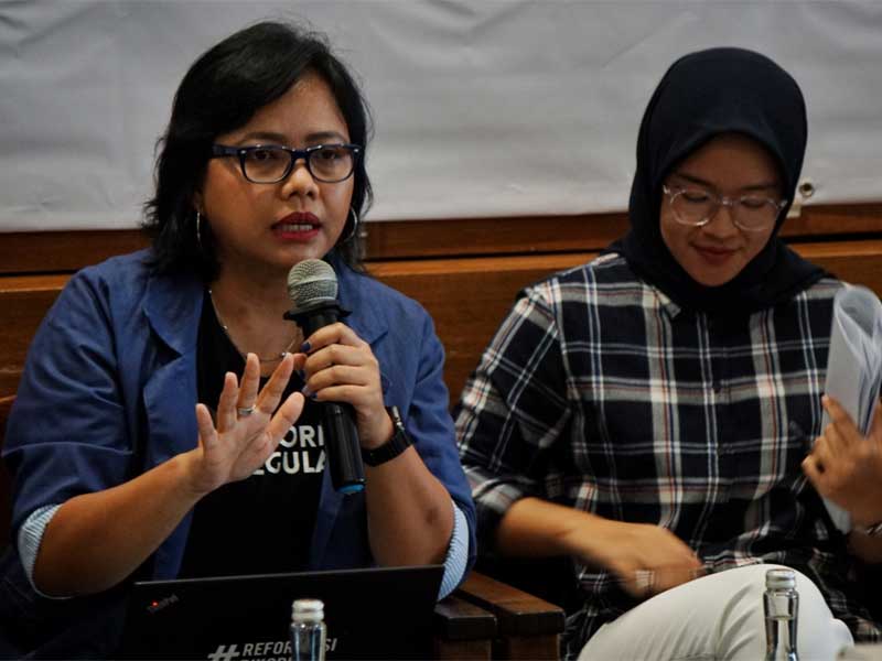 Pakar hukum tata negara Bivitri Susanti Amalia (kiri) bersama Ketua BEM FHUI Anissa Yusha menjadi pembicara dalam diskusi di Jakarta Pusat.