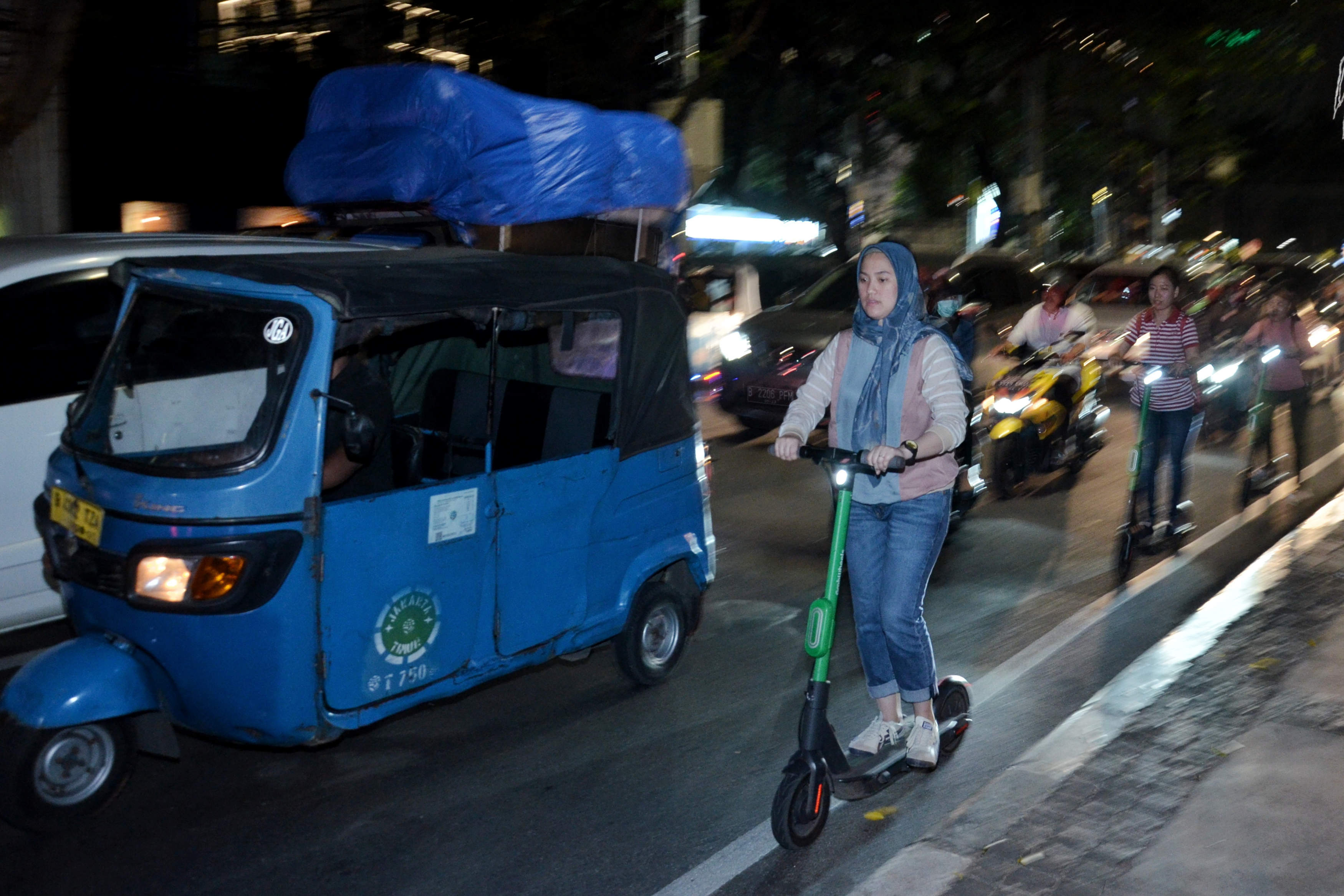 Pengguna layanan grabweels melintas di trotoar Jl Kebon Sirih, Jakarta, Jumat (15/11/2019). 