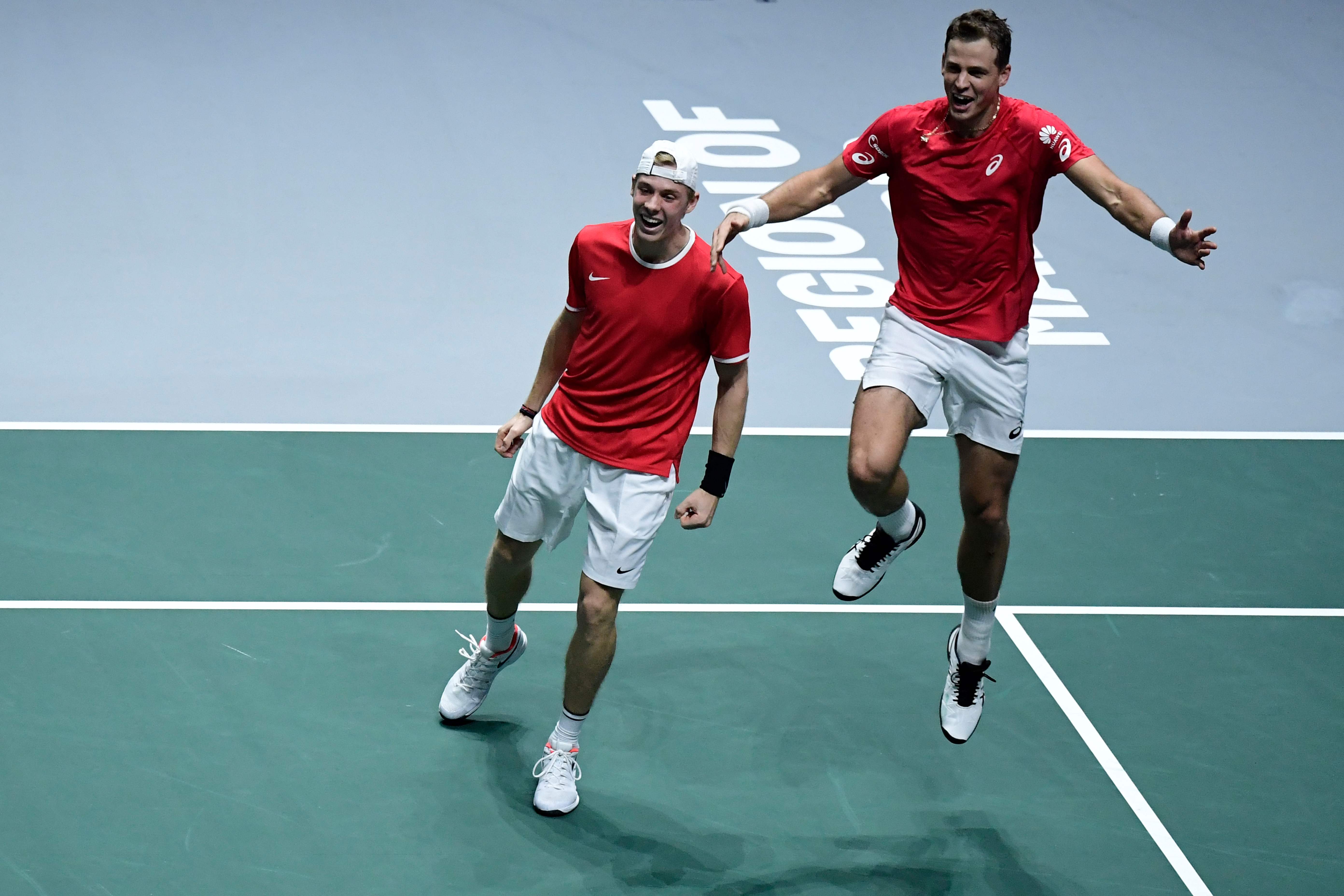 Denis Shapovalov (kiri) dan Vasek Pospisil  merayakan keberhasilan mereka mengalahkan duet Rusia