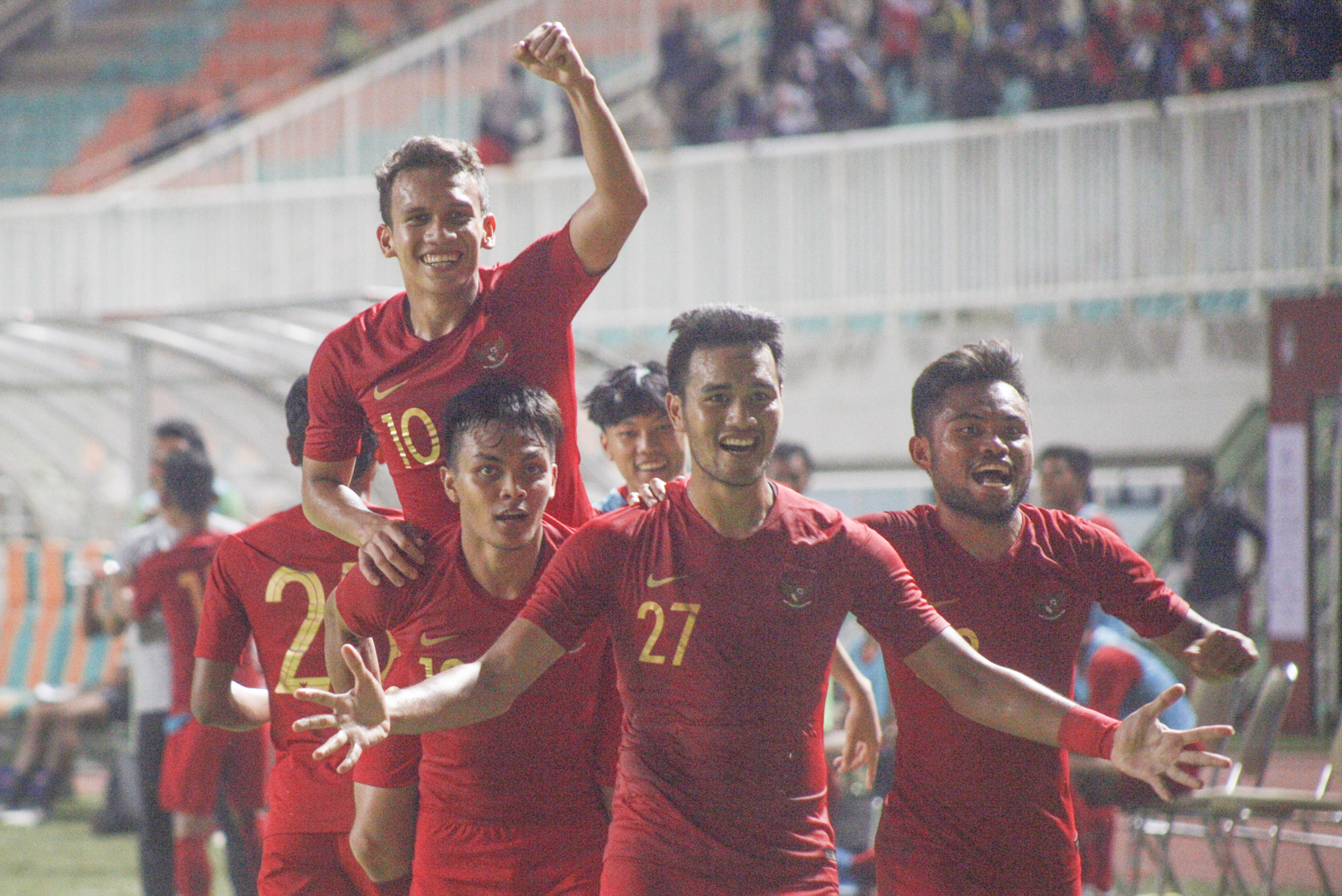 Pesepak bola timnas U-23 Indonesia Egy Maulana Fikri (kiri atas) melakukan selebrasi gol. Indonesia menang dengan skor 2-1 atas Iran.