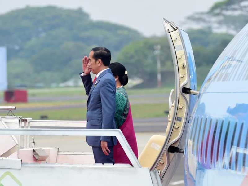 Presiden Joko Widodo (kiri) didampingi Ibu Negara Iriana Joko Widodo memberi hormat sebelum memasuki pesawat kepresidenan.
