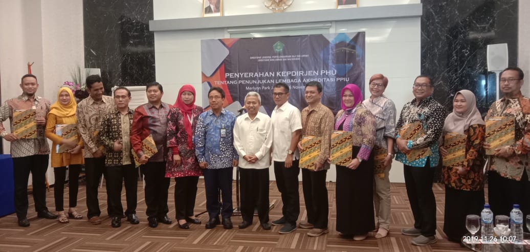 Dirjen Penyelenggaraan Haji dan Umrah, Nizar (tengah) bersama 11 lembaga  yang berwenang mengakreditasi penyelenggara umrah. 