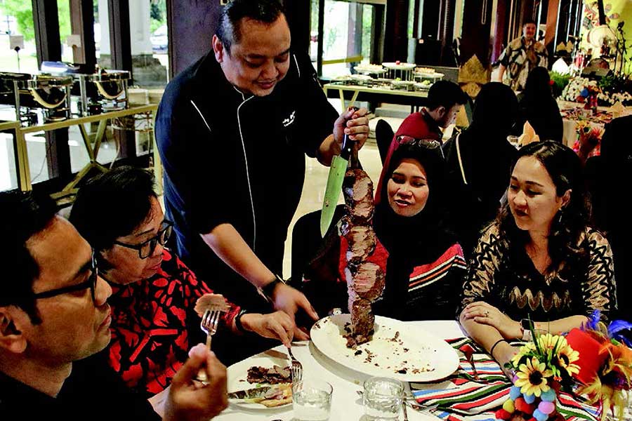 Suasana Nuansa Amerika Latin yang penuh dengan warna cerah menjadi inti dari tema New year latina night.