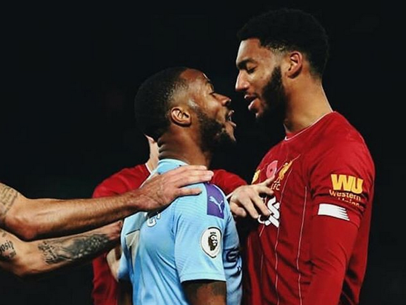 Gelandang Manchester City Raheem Sterling (kiri) berhadapan dengan bek Liverpool Joe Gomez