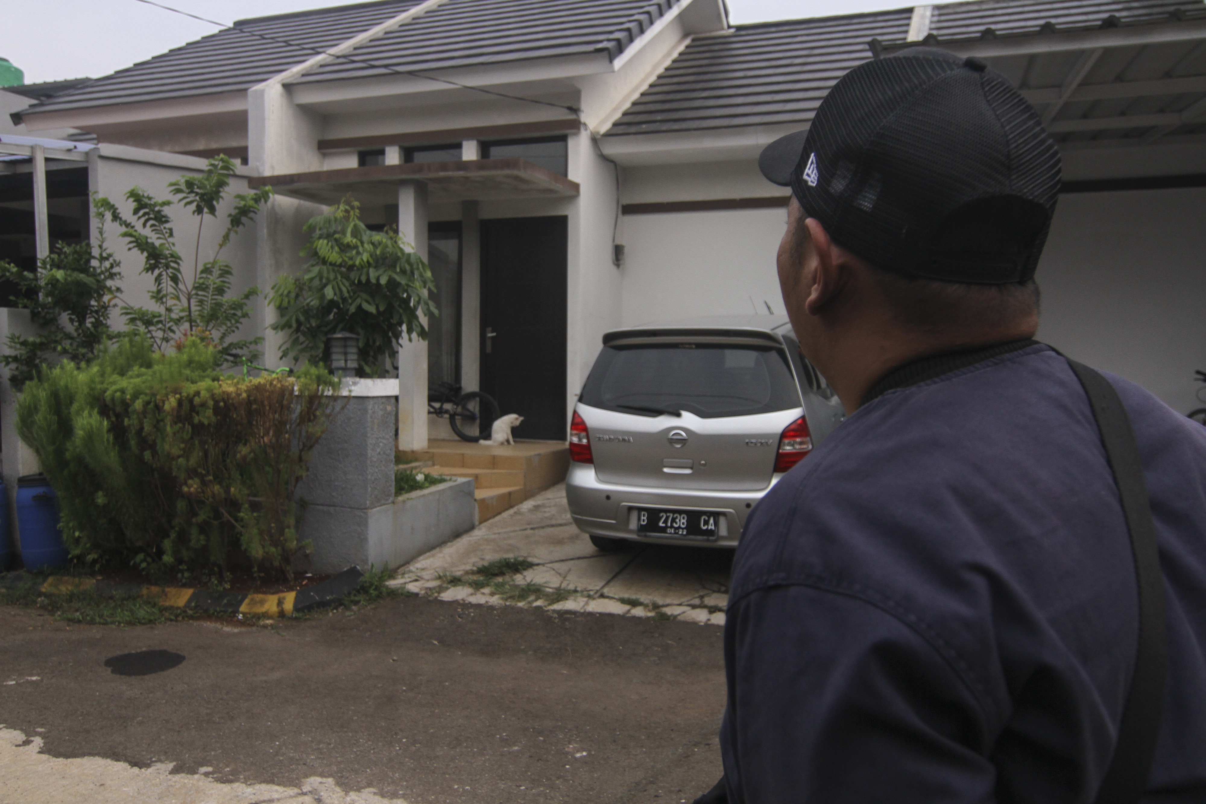 Tim Densus 88 Mabes Polri menangkap serta menggeledah rumah terduga teroris berinisial WJ di Beji, Depok pada Selasa (12/11)