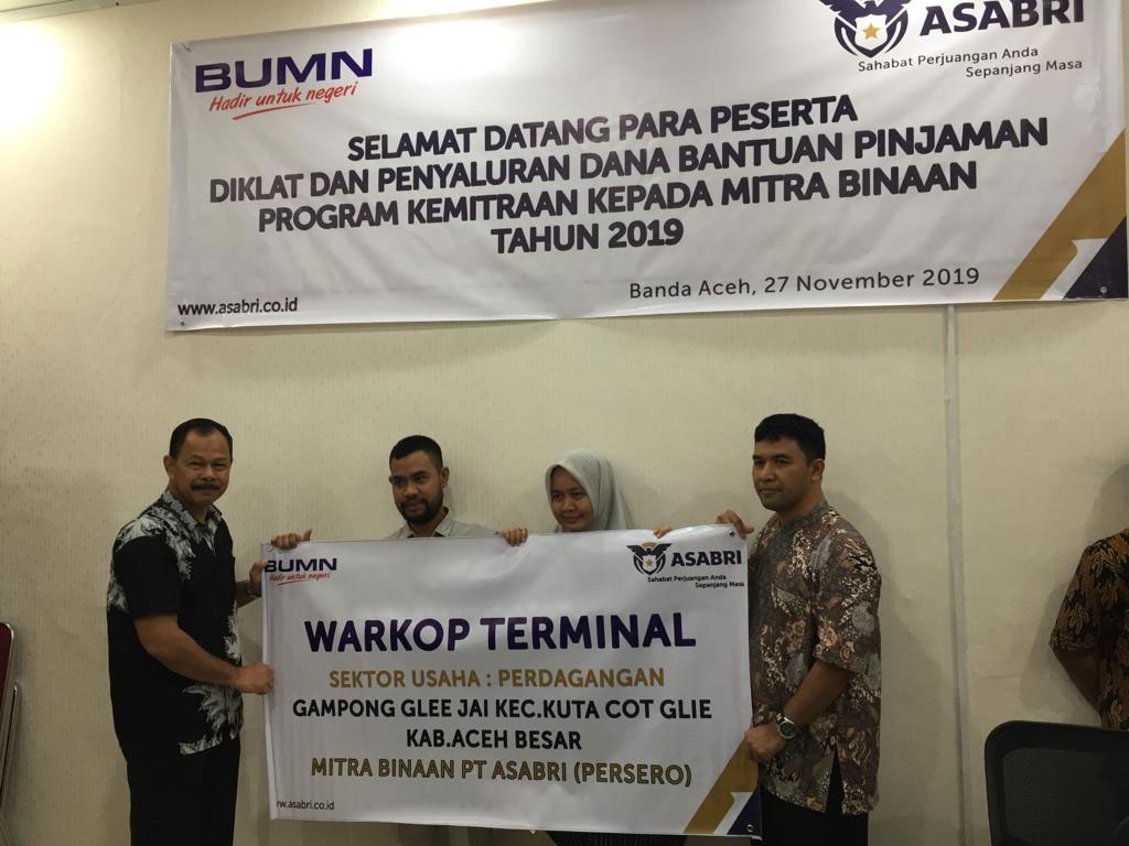 Penyerahan bantuan dari PT ASABRI (Persero).