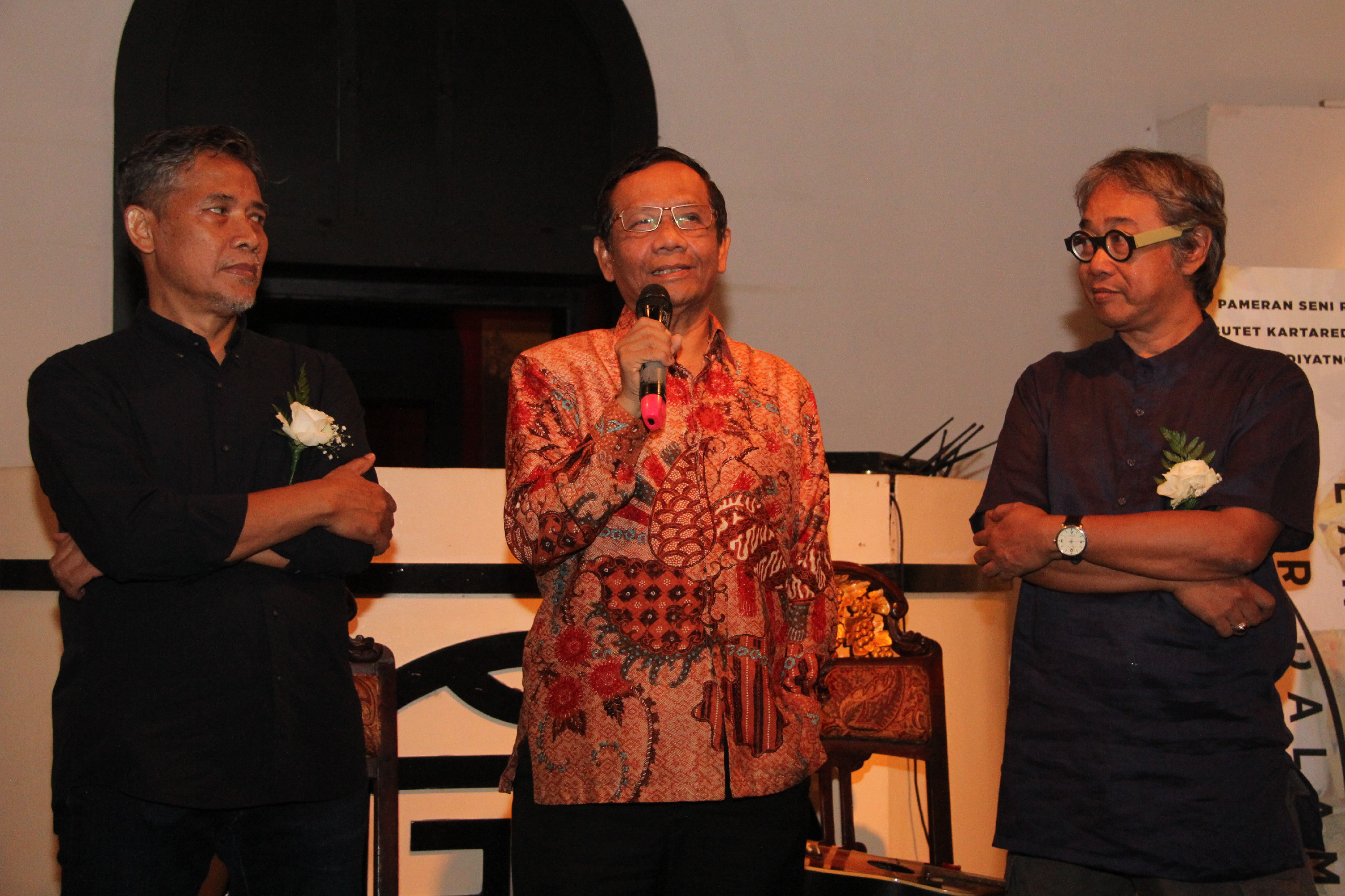 Menko Polhukam Mahfud Md (kanan) membuka pameran lukisan 'Lanskap Luar Dalam' karya Butet Kartaredjasa (tengah) dan Widiyatno (kiri)