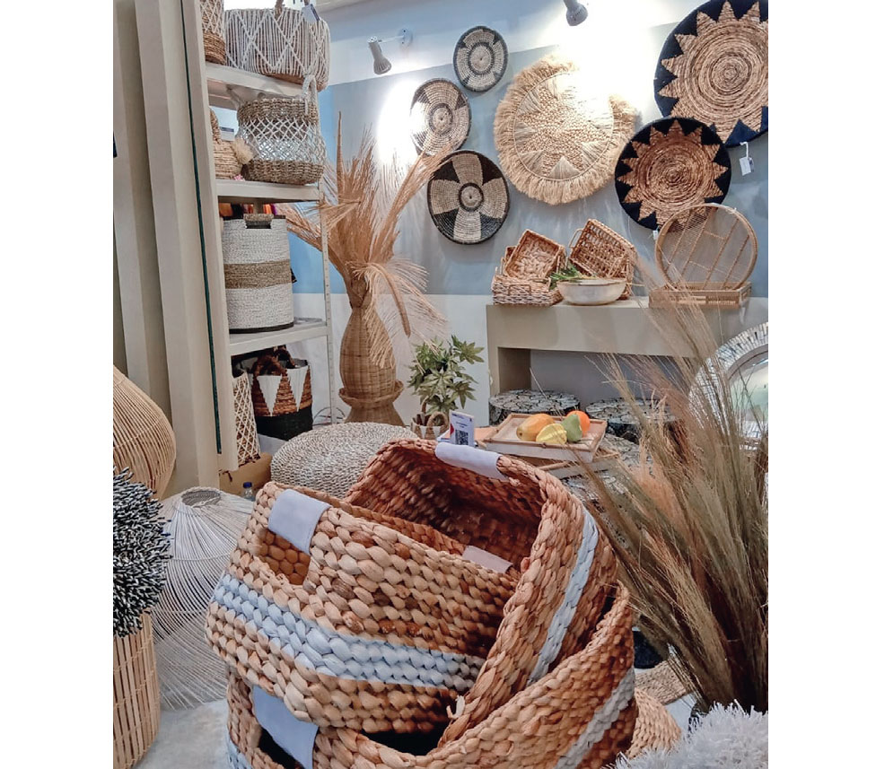 ISEF 2019: Pakaian muslim milik Deden Siswanto (atas) dan home decor Naturalan (kiri) merupakan dua merek dari banyak produk halal  