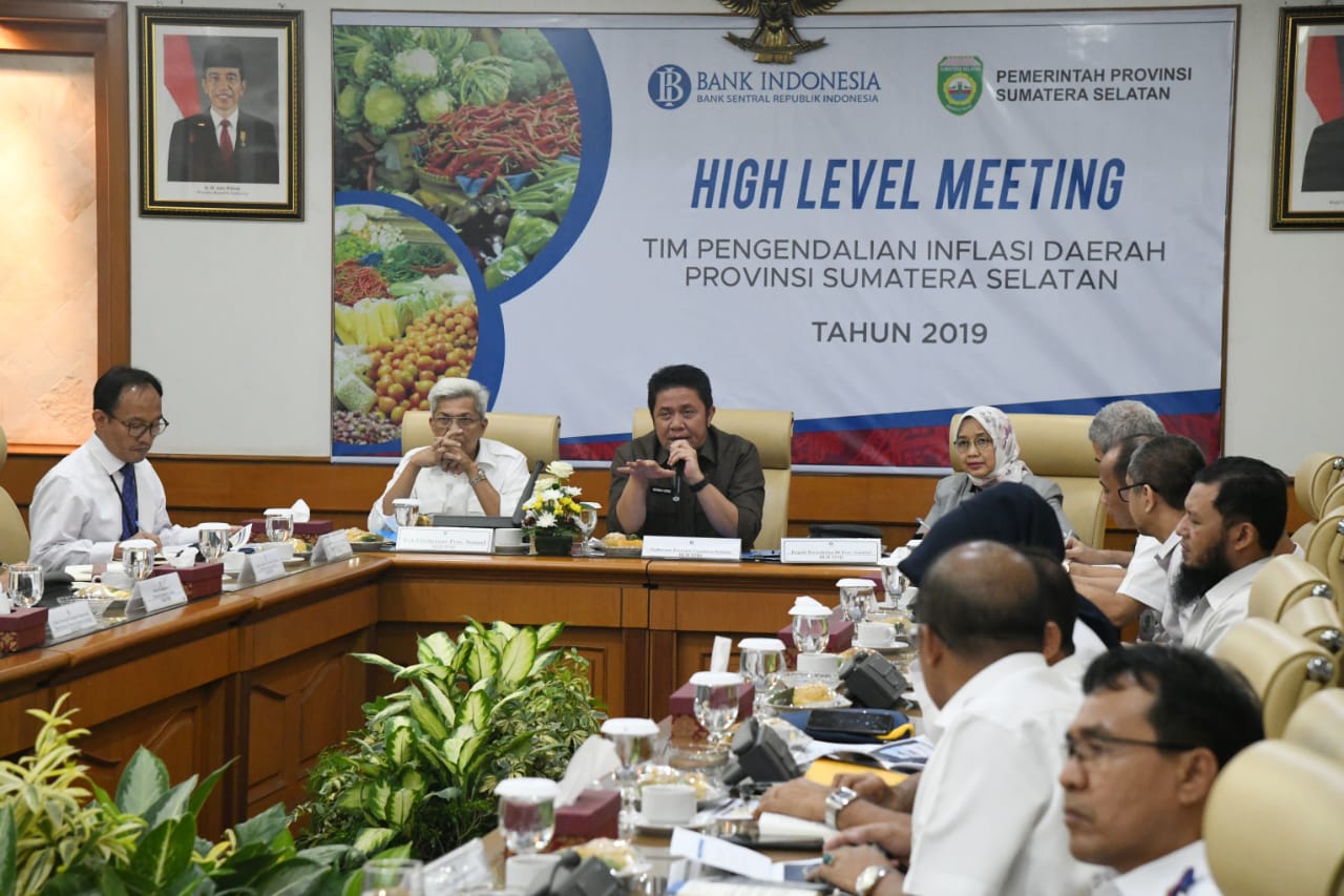  Gubernur Sumsel Herman Deru  dan  Kepala Bank Indonesia Perwakilan Sumsel, Yunita Resmi Sari (kanan)  membahas inflasi di wilayah Sumsel.