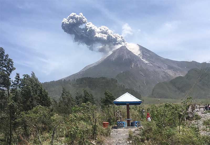 Letusan Gunung Merapi terlihat dari bungker Kaliadem, Cangkringan, Sleman, DI Yogyakarta, Minggu (17/11/2019).