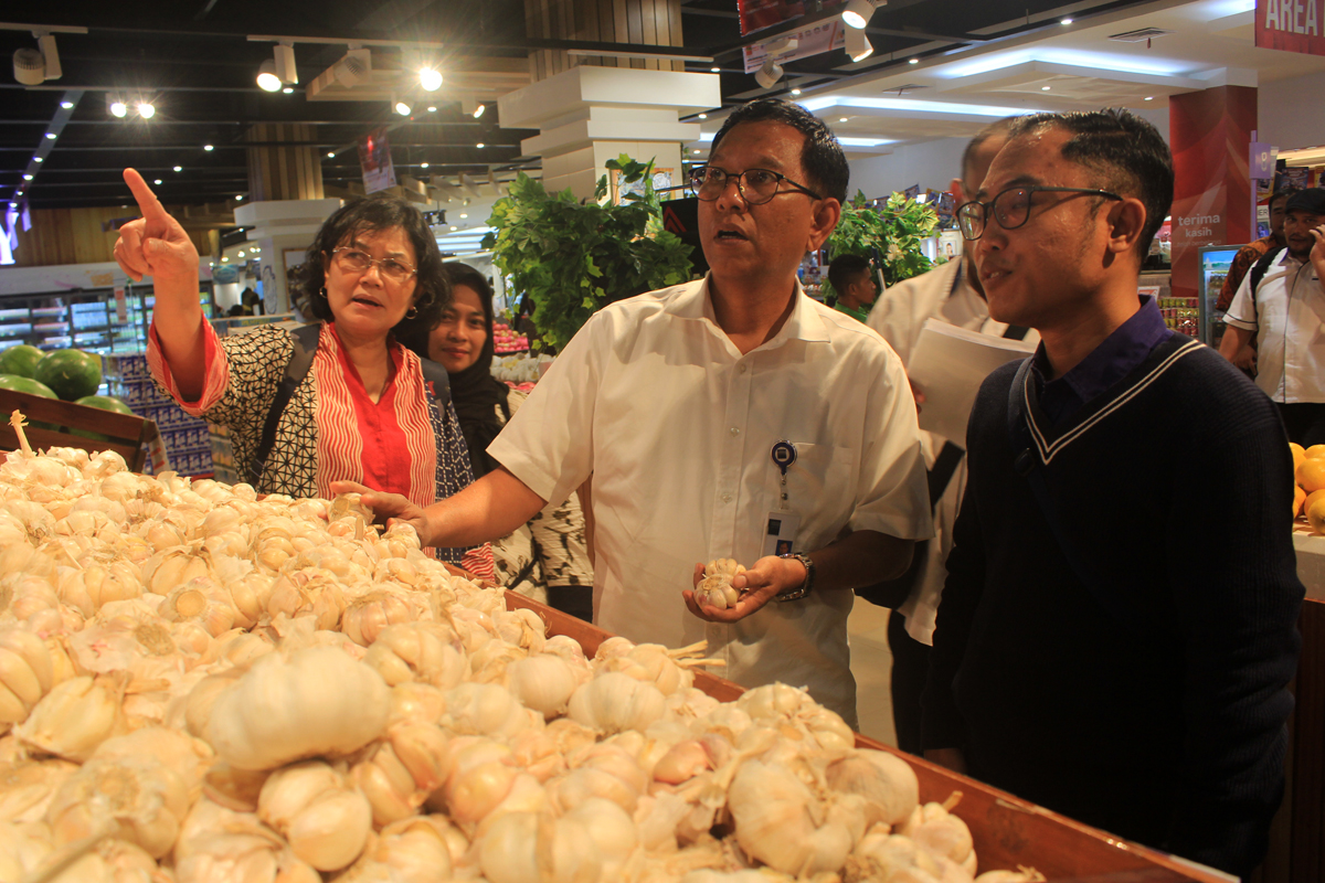 Direktur Jenderal Pengembangan Ekspor Nasional Kementerian Perdagangan Dody Edward (tengah)