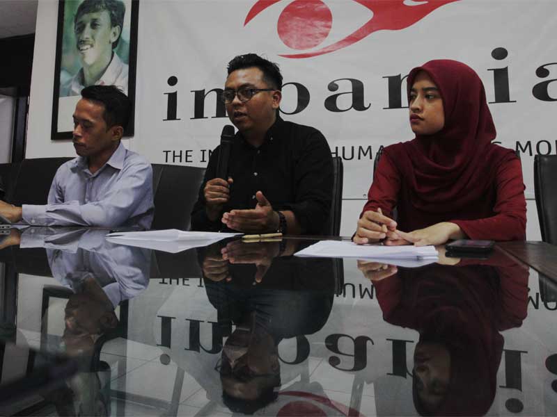 (dari kiri)Wakil Direktur Imparsial Gufron Mabruri, Wakil Direktur ILR Erwin Natosmal, dan Peneliti Imparsial Amelia Suri.