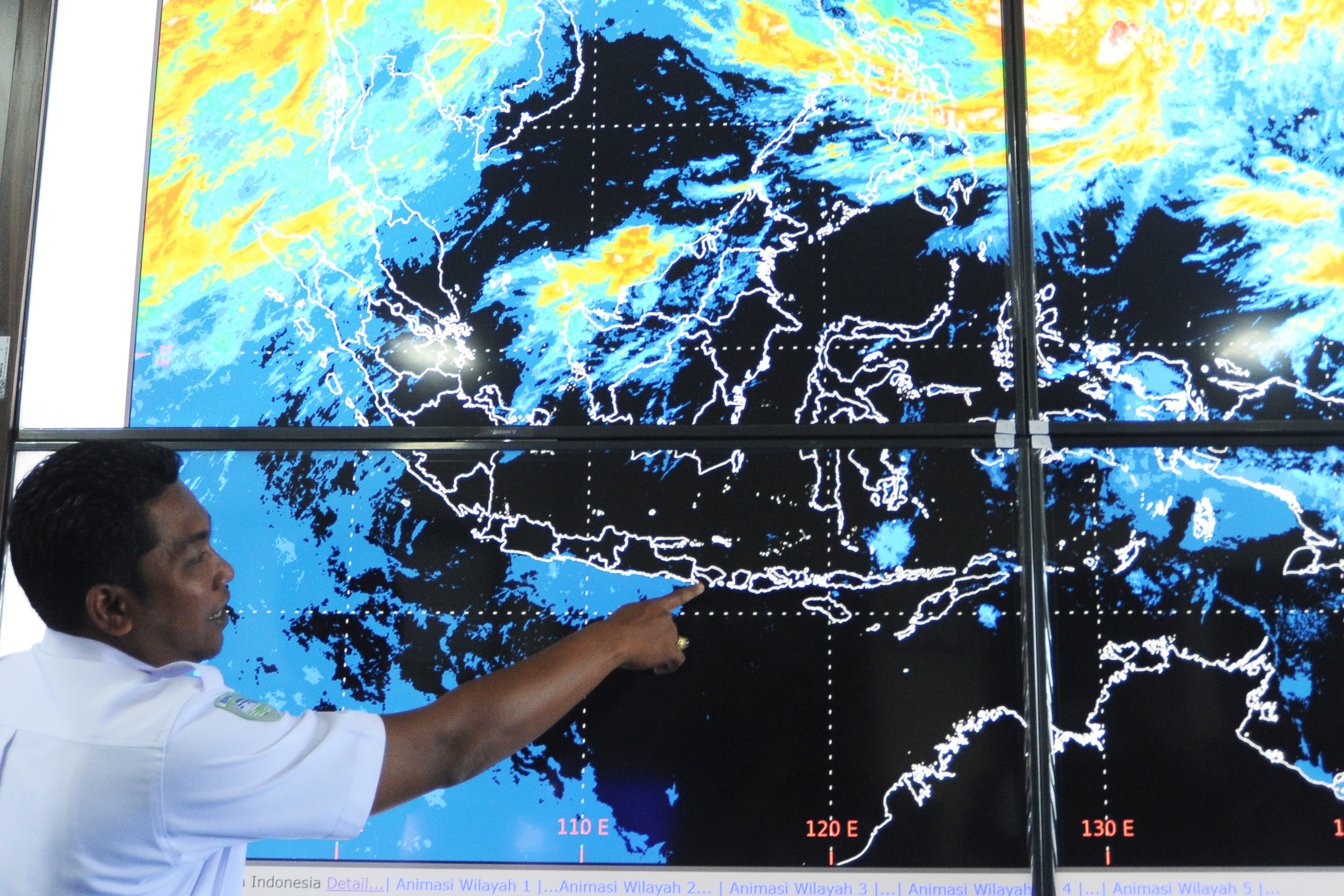  Petugas menunjukkan citra satelit HimawariÂ di Balai Besar Meteorologi Klimatologi dan Geofisika Wilayah 3 Denpasar, Bali, Rabu (11/9/2019)
