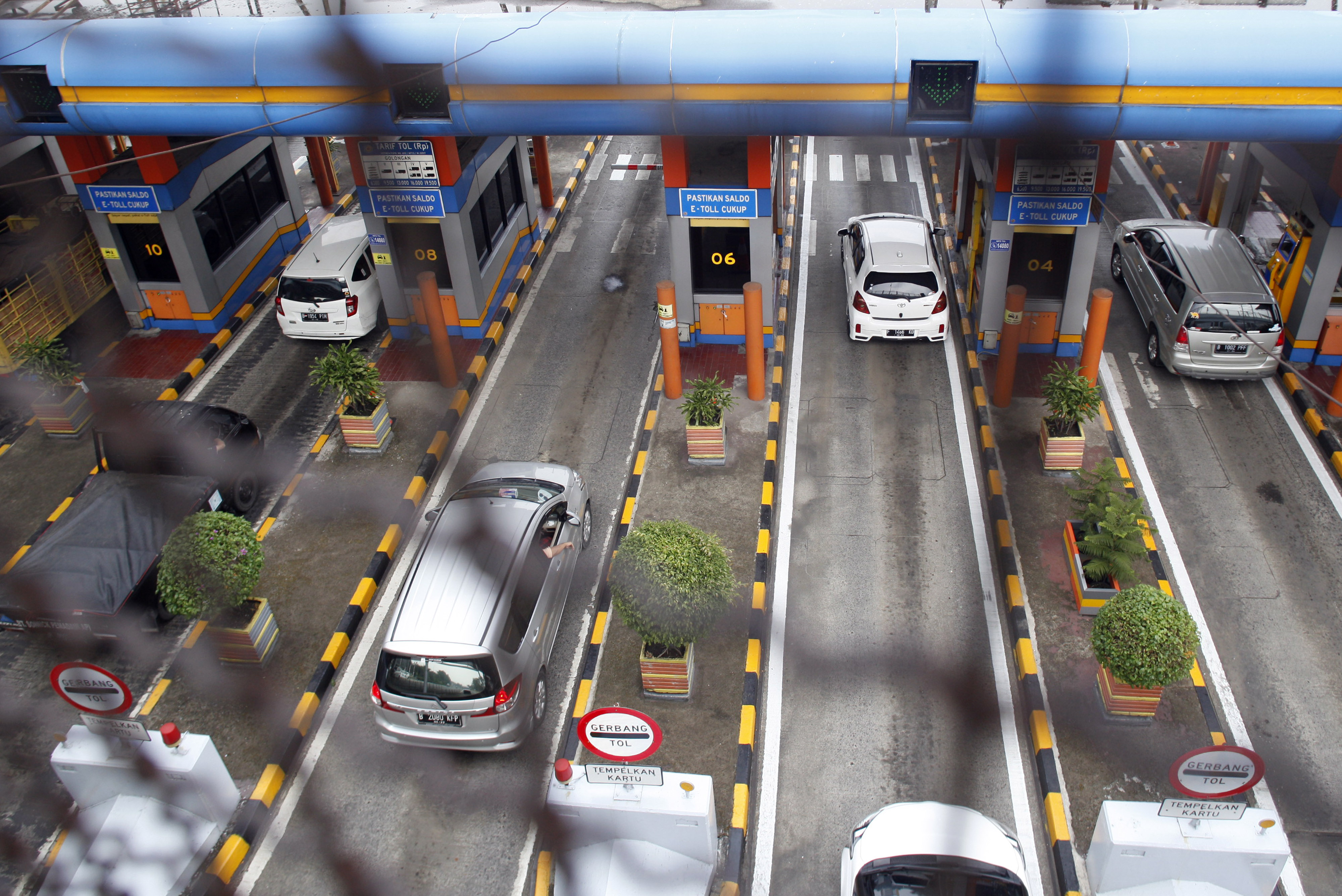 Sejumlah kendaraan melintasi gerbang Tol Bogor, ruas Jagorawi di Kota Bogor, Jawa Barat, Rabu (28/8/2019)