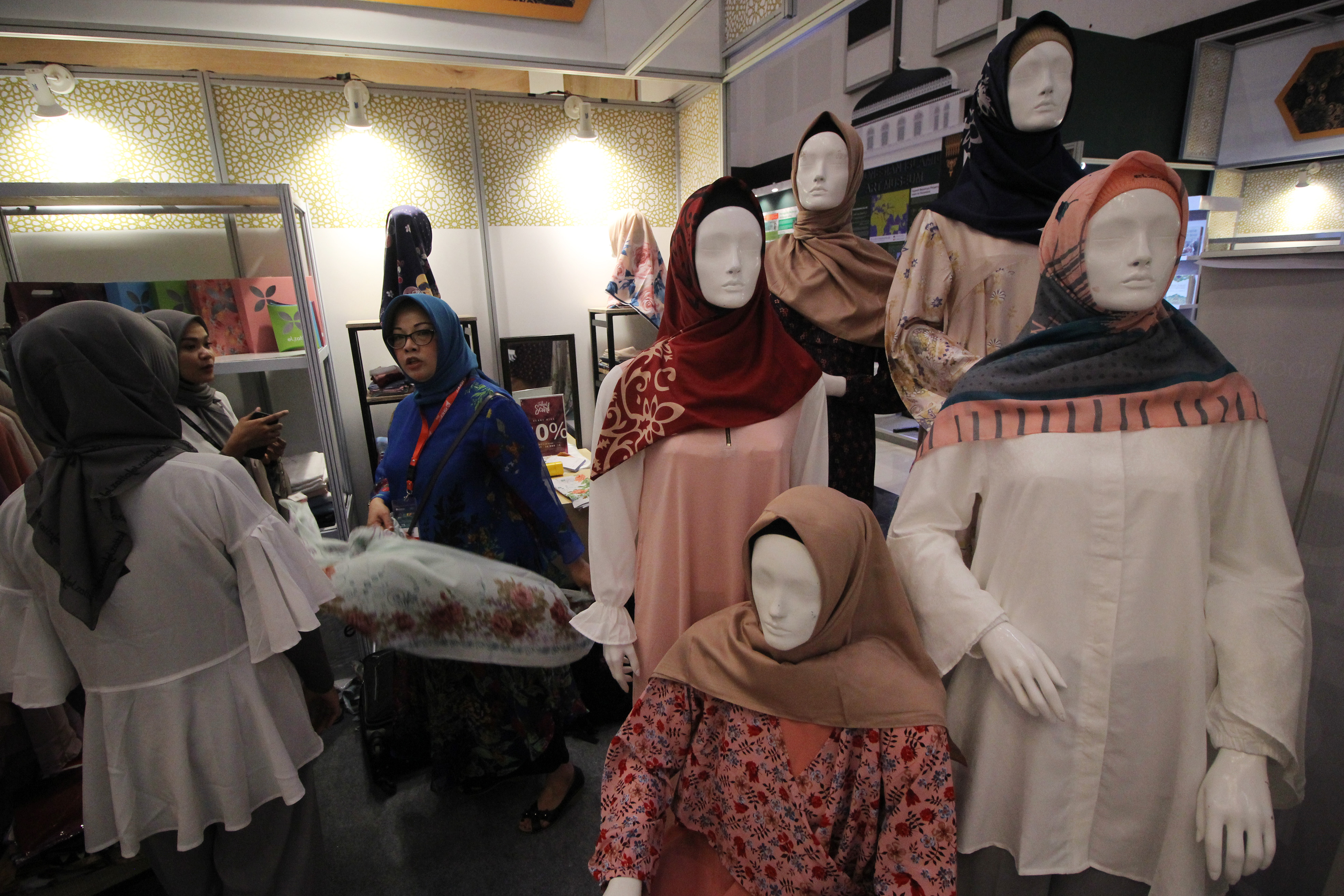 Deretan busana muslim yang dijual di ISEF 2018.