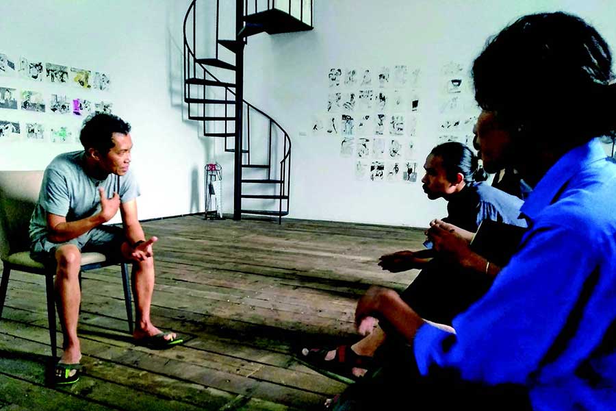 Hanura Hosea tengah memberikan pengarahan kepada peserta lokakarya Buru Diri, di Galeri Kertas Studio Hanafi , Depok, Jawa Barat, Selasa (12